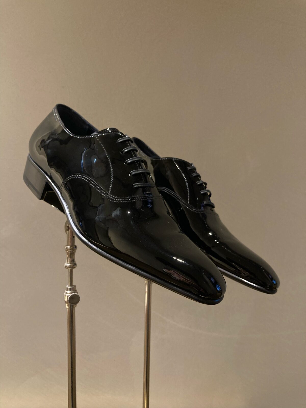 タキシードに合わせるシューズはエナメル素材が最もオーセンティックなコーディネートです