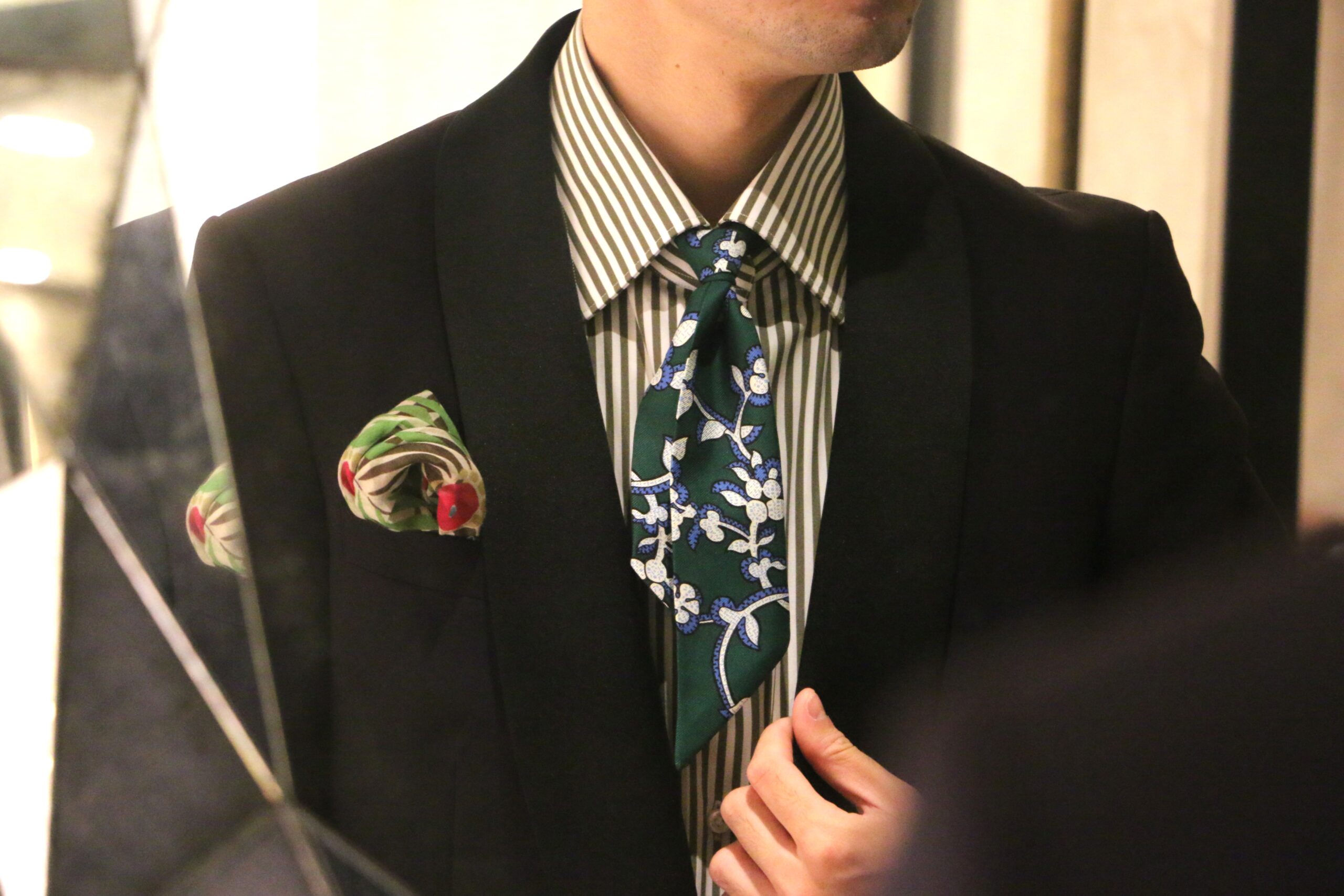 アディション店よりネイビータキシードを使用したおしゃれなガーデンパーティーにおすすめのお色直しコーディネートのご紹介