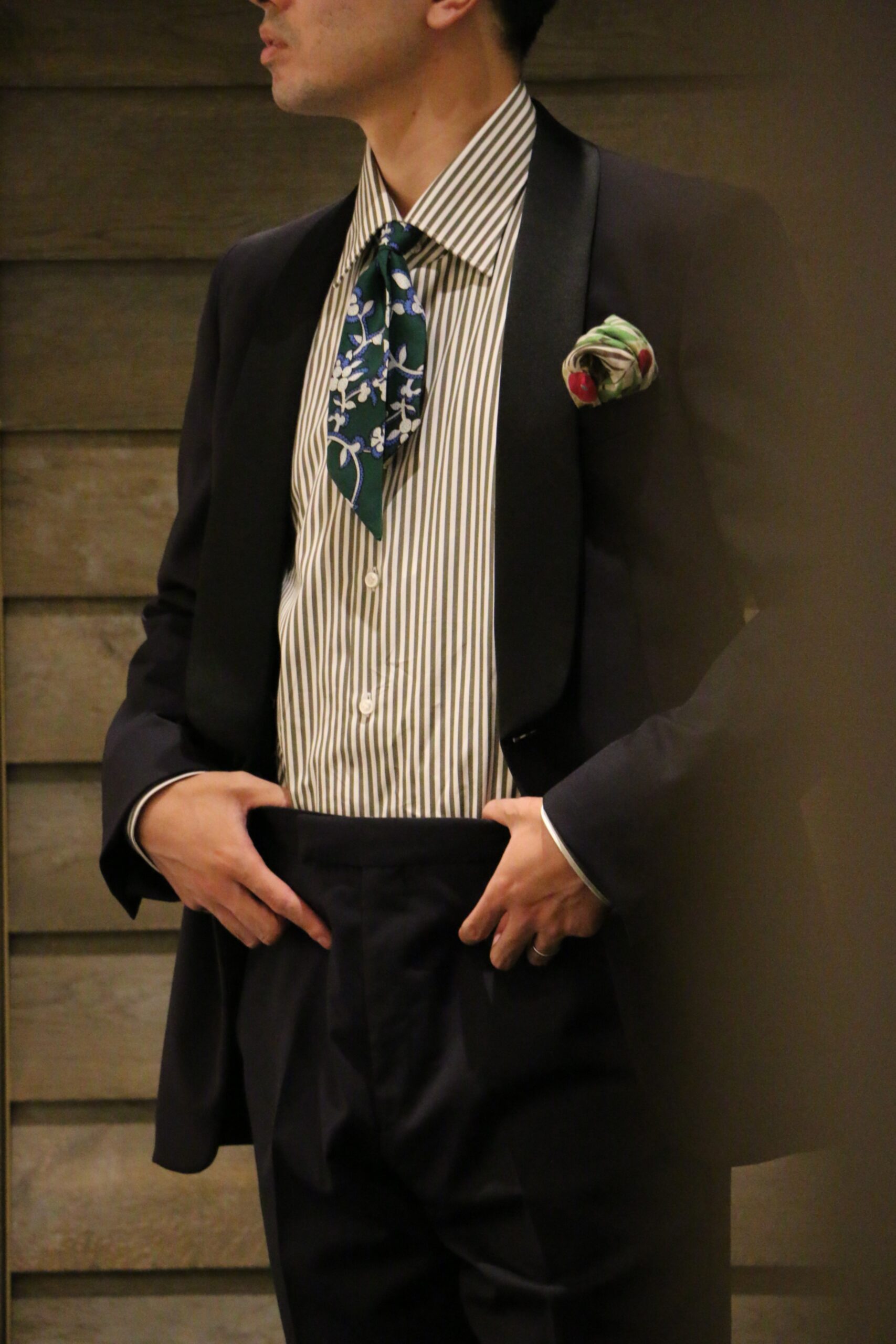 ネイビータキシードに合わせたお色直しコーディネートのご紹介ストライプカジュアルシャツグリーンネッカチーフ緑小物を使用しておしゃれなコーディネートのご提案