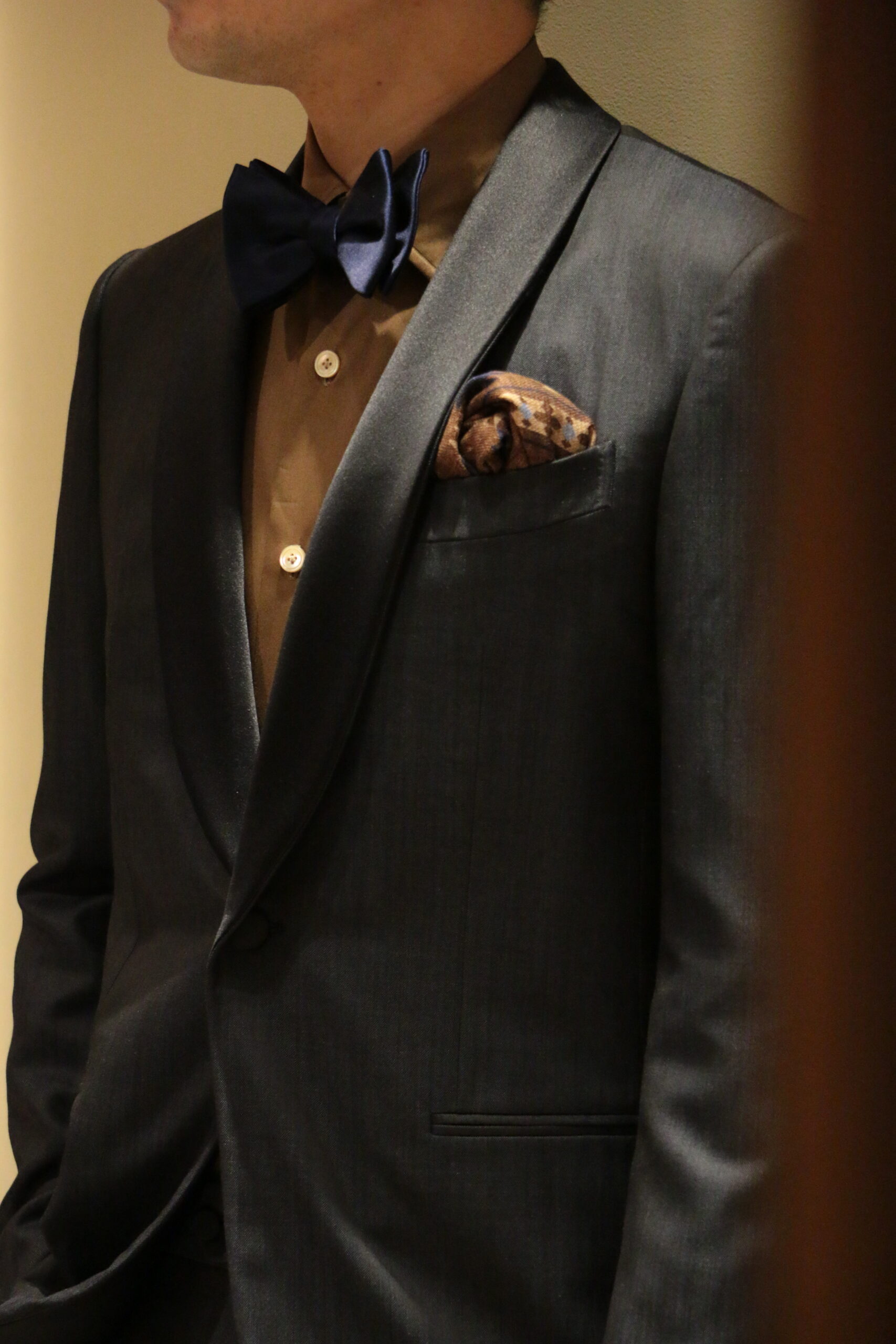 表参道に構えるTHETREATDRESSINGがご提案するお色直しネイビータキシードCARUSOBROWNシャツのご紹介