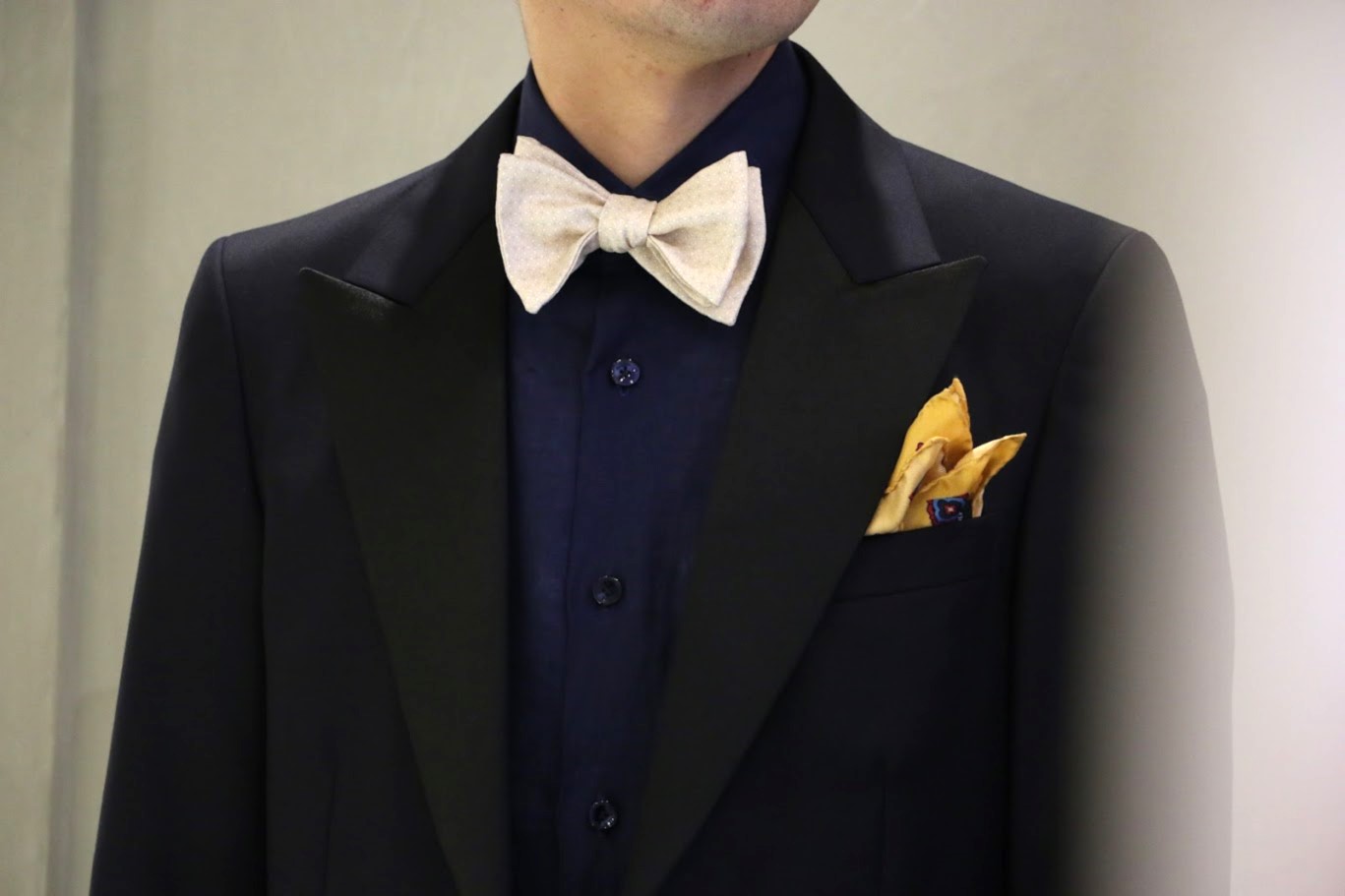 東京の人気ドレスショップ、ザトリートドレッシングよりおしゃれなお色直しにおすすめのネイビータキシードを使用したコーディネートのご紹介