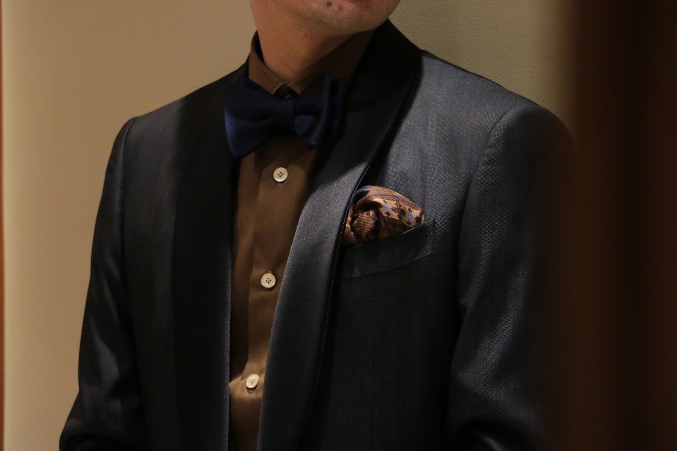 ザトリートドレッシングアディション店にてお取り扱いのあるイタリアのファクトリーブランドカルーゾのタキシードを使用したおしゃれなパーティースタイルのご紹介