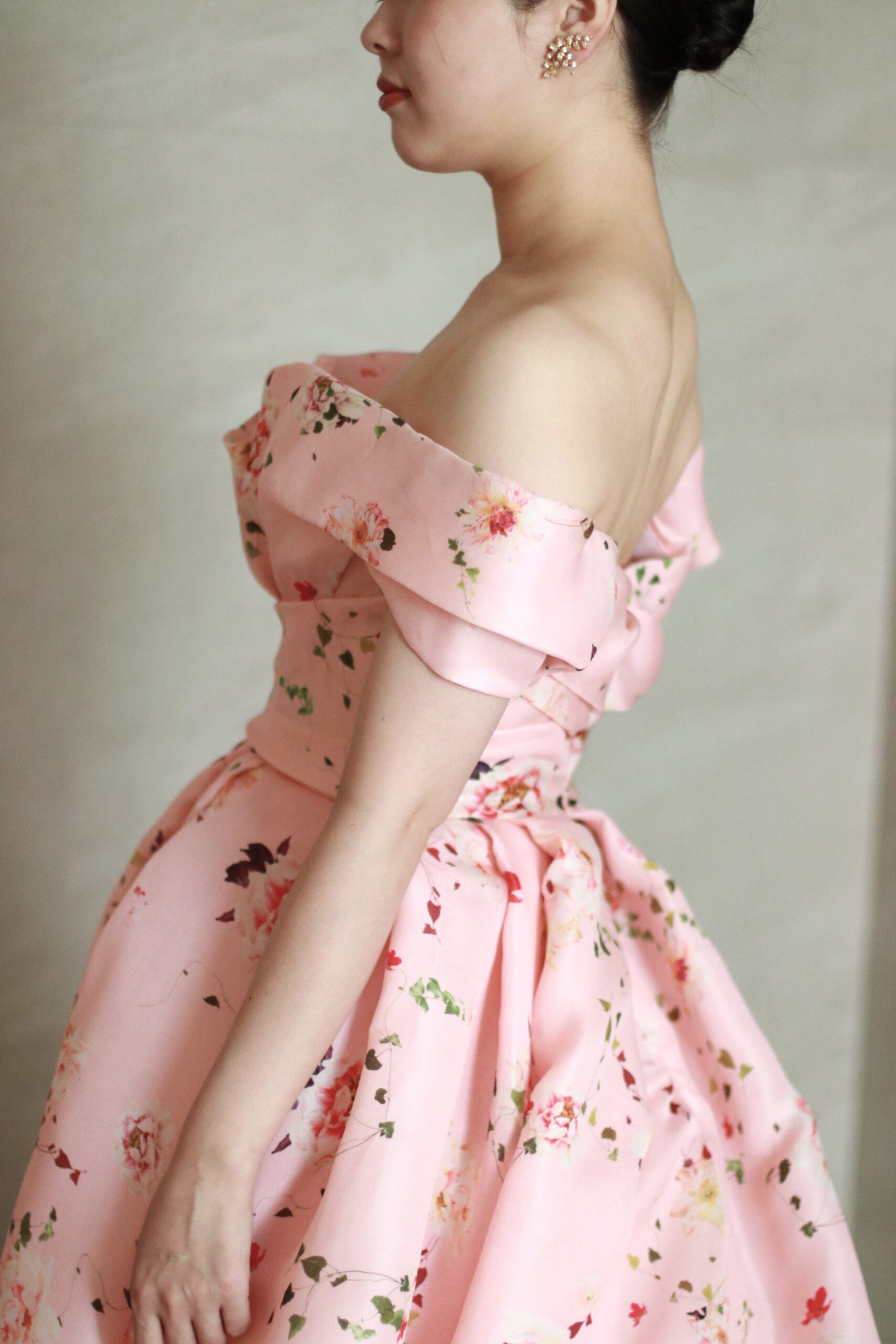 東京の表参道エリアの花嫁におすすめのTHETREATDRESSINGザトリートドレッシングから新作のフラワープリントのモニークルイリエのカラードレスのご紹介、オフショルダーが安心感のあるピンクのカラードレスはプリンセスラインが華やかで可憐な印象を叶えます