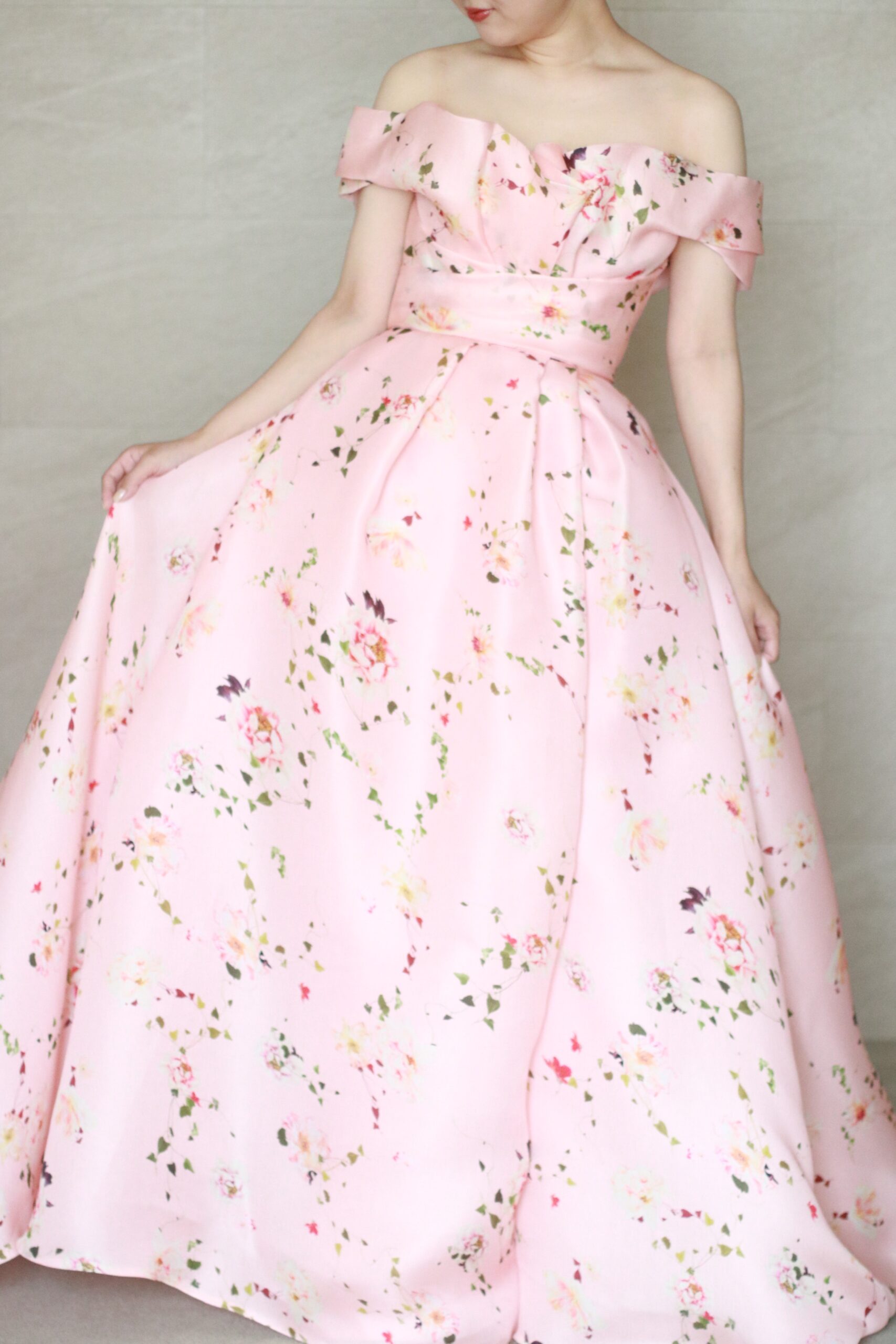 東京表参道エリアの花嫁におすすめのMoniqueLhuillierモニークルイリエから届いたフラワープリントとプリンセスラインが華やかで洗練されたピンクのカラードレスのご紹介