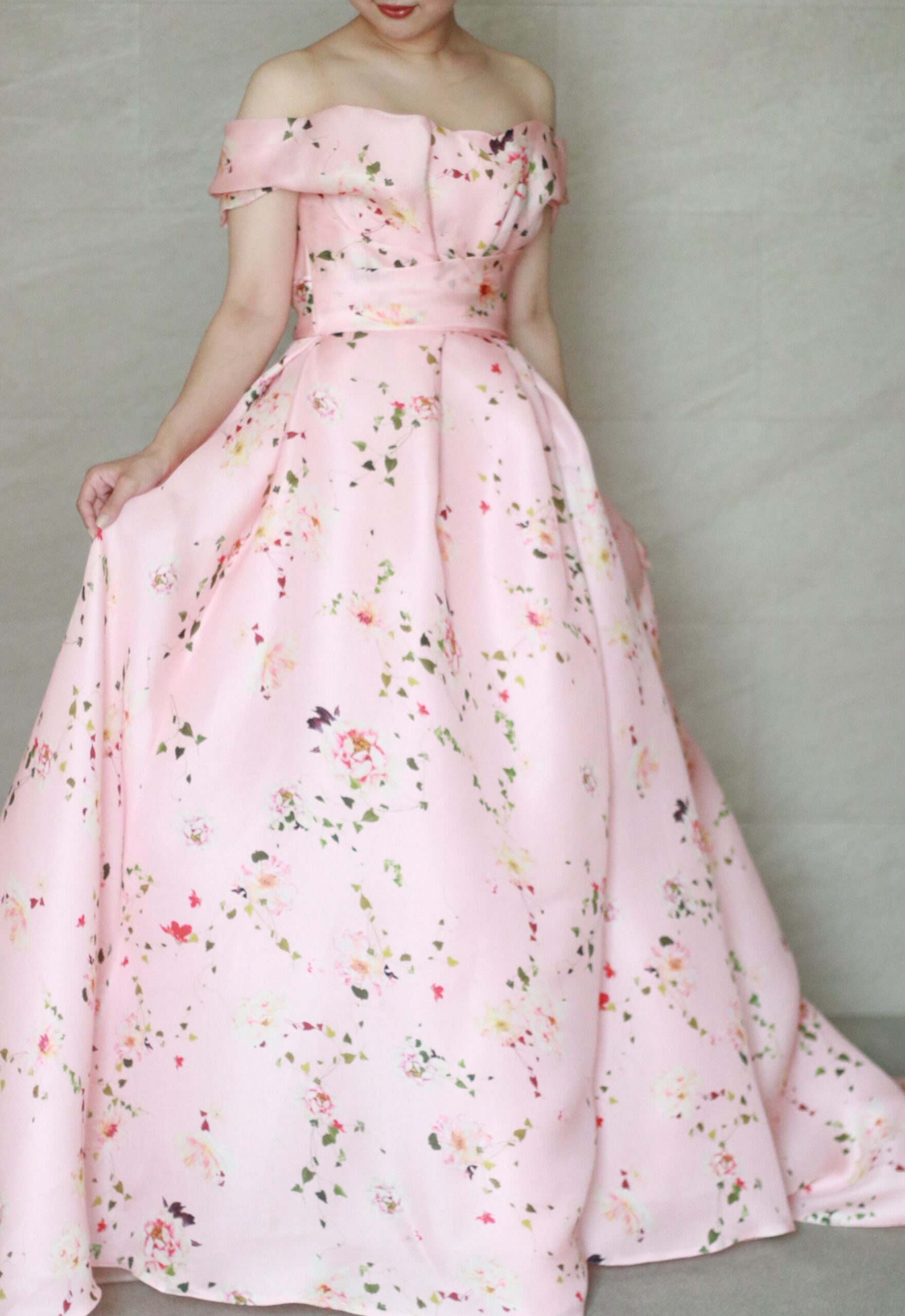 フラワープリントの新作カラードレスのご紹介、THETREATDRESSINGザトリートドレッシングに届いたプリンセスラインが華やかで洗練されたMoniqueLhuillierモニークルイリエの新作カラードレスのご紹介