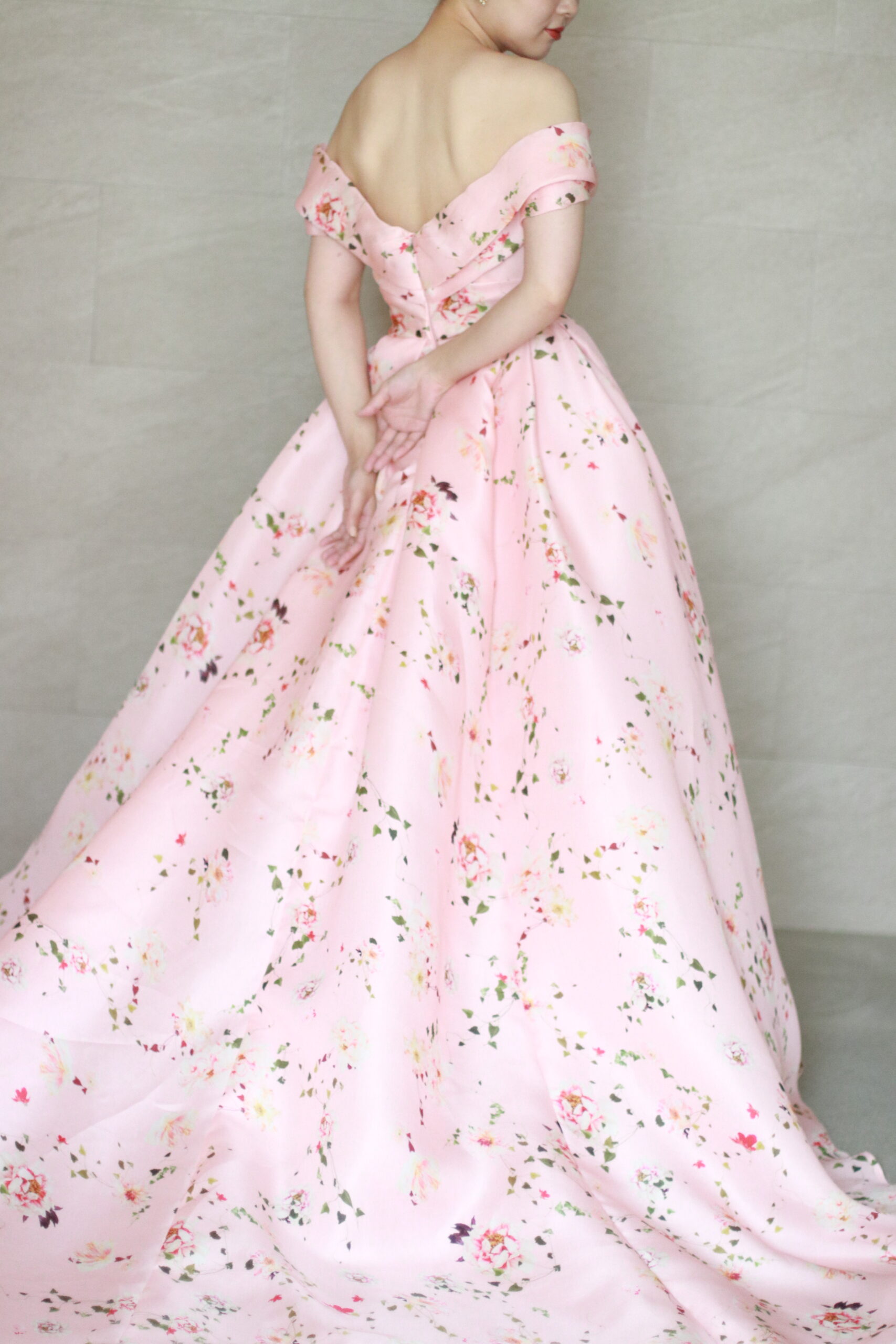 フラワープリントの新作カラードレスのご紹介、THETREATDRESSINGザトリートドレッシングに届いたMoniqueLhuillierモニークルイリエのピンクの新作カラードレスはオフショルダ―が上品で安心感のあるカラードレス