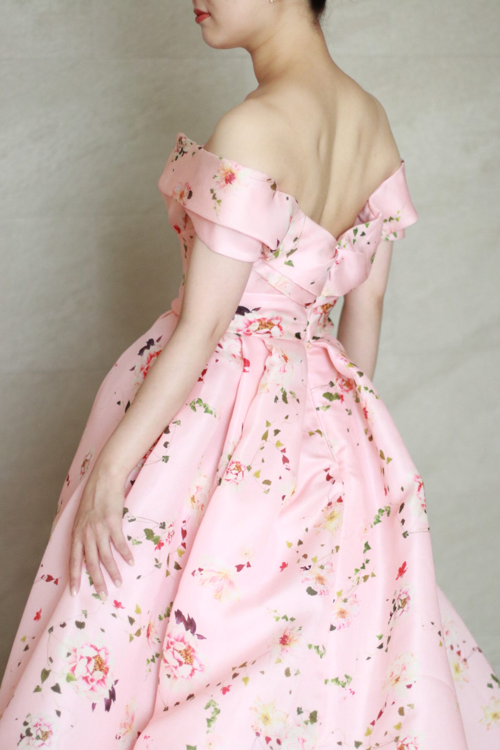 MoniqueLhuillierモニークルイリエから届いたプリンセスラインが華やかで洗練されたピンクのフラワープリントのカラードレスは東京/表参道エリアで結婚式を挙げる花嫁におすすめです