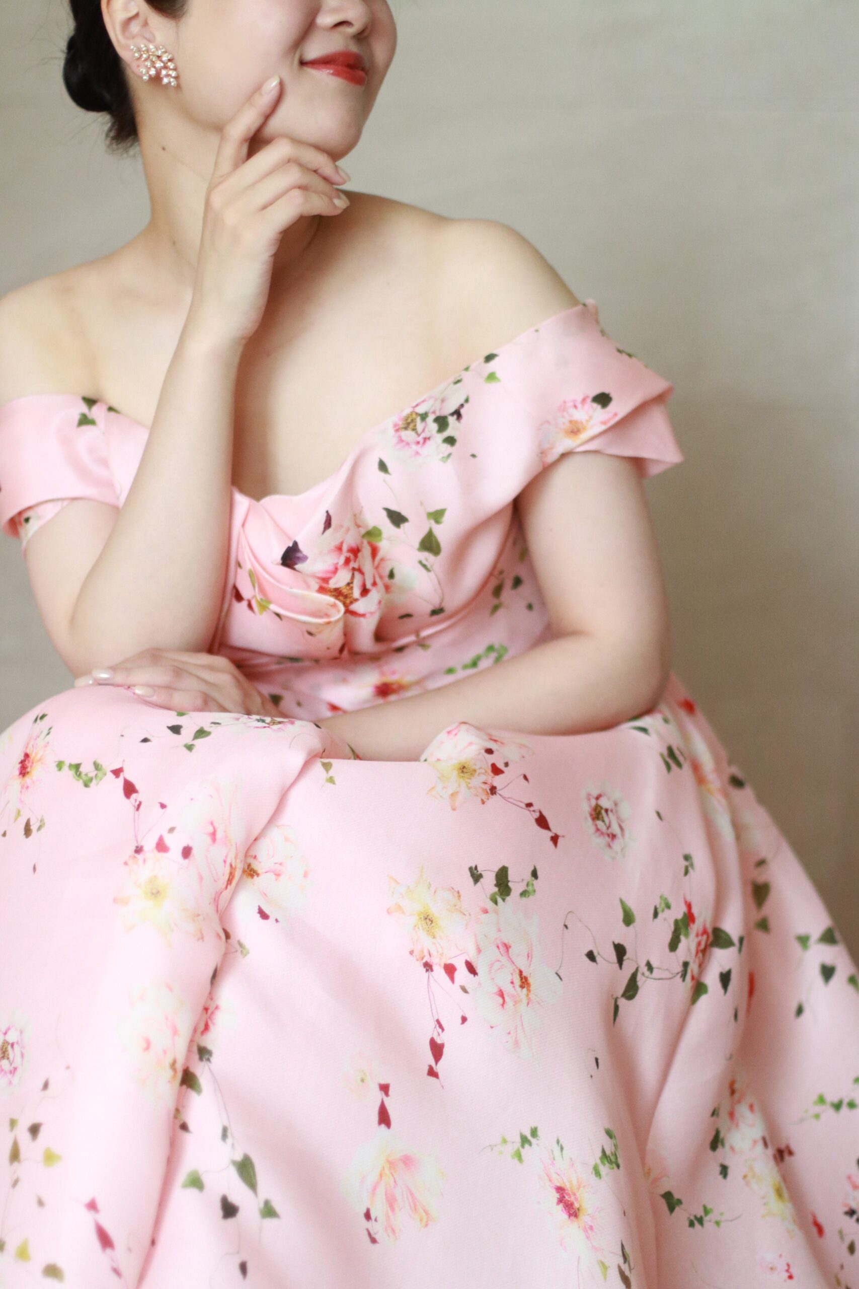 THETREATDRESSINGザトリートドレッシングから新作のモニークルイリエのフラワープリントのカラードレスはオフショルダーが安心感のあるピンクのカラードレスはプリンセスラインが華やかで可憐な印象を叶えます