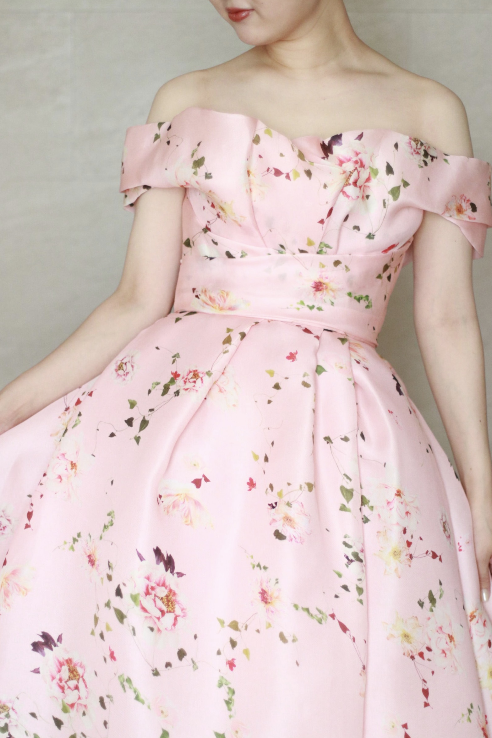 東京エリアで結婚式を挙げる花嫁におすすめのフラワープリントとプリンセスラインが華やかで洗練されたMoniqueLhuillierモニークルイリエから届いた新作カラードレスのご紹介