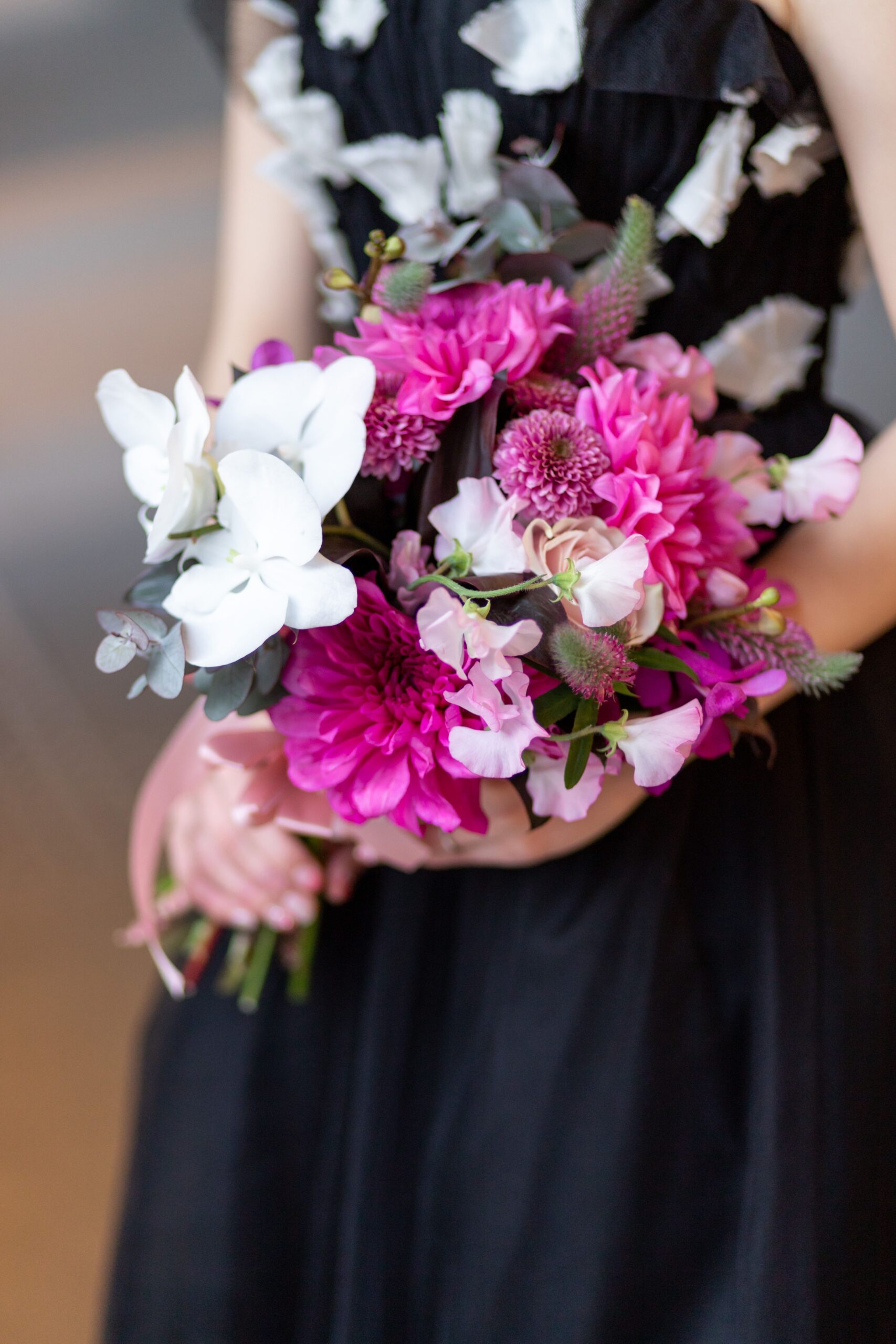 ブラックのカラードレスにはビビッドカラーのブーケを合わせて大人フェミニンな神戸花嫁のスタイルを叶える