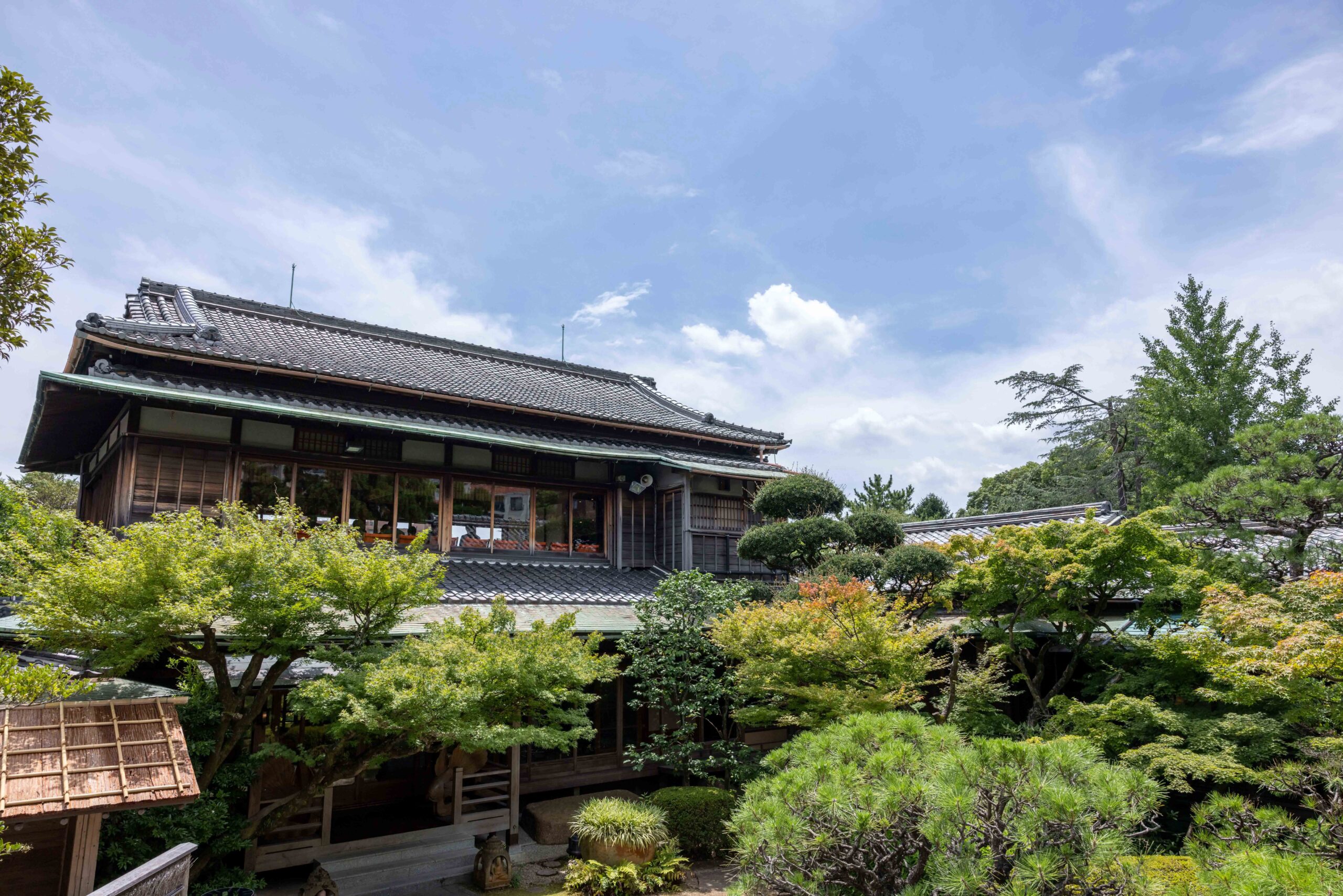 緑豊かな夏の季節に蘇州園でお式をあげられたお二人をトリートドレッシング神戸店のブログにてご紹介いたします。