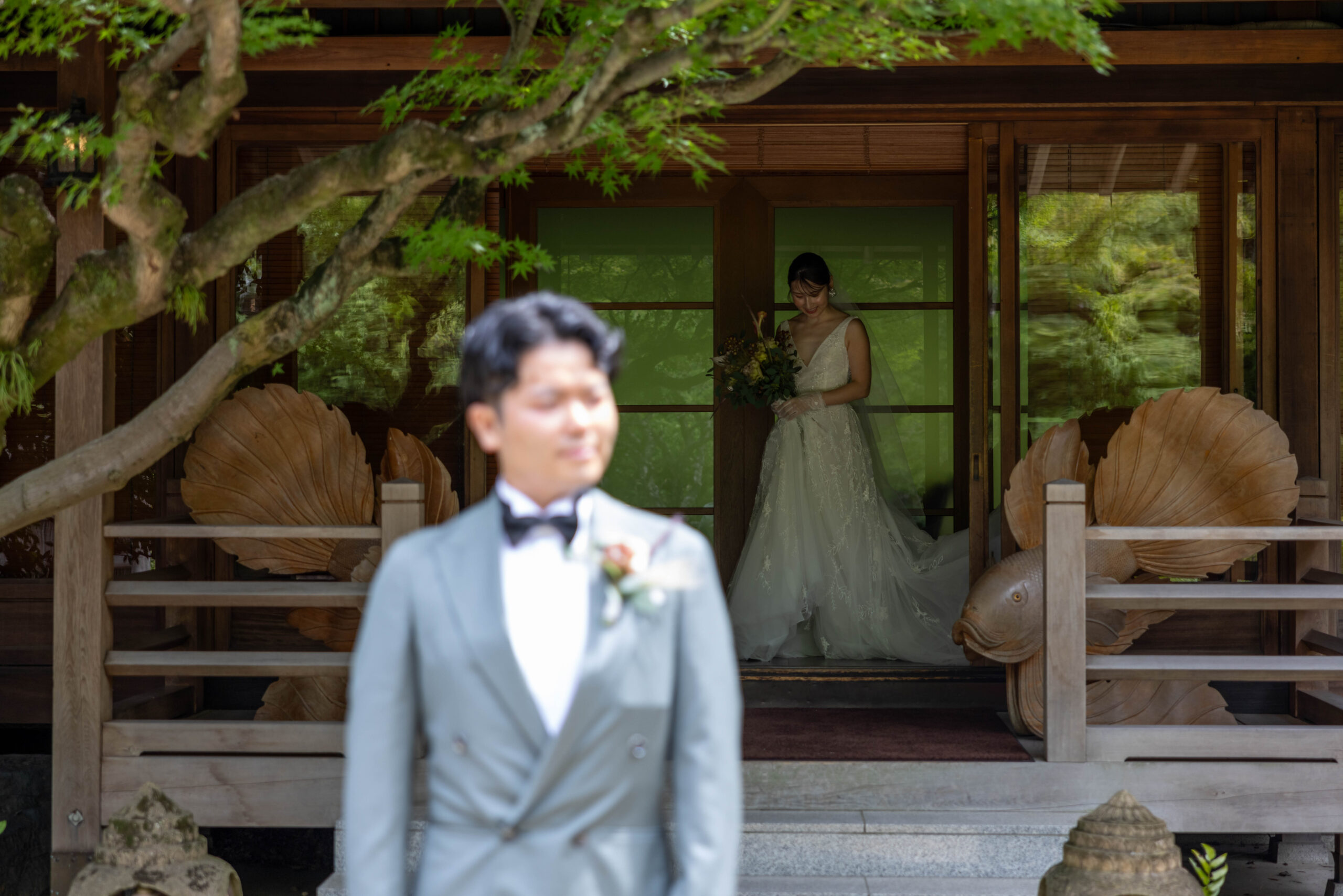ザガーデンプレイス蘇州園にてジーズハイドアウトのタキシードとトリートドレッシングのウェディングドレスでファーストミートの様子