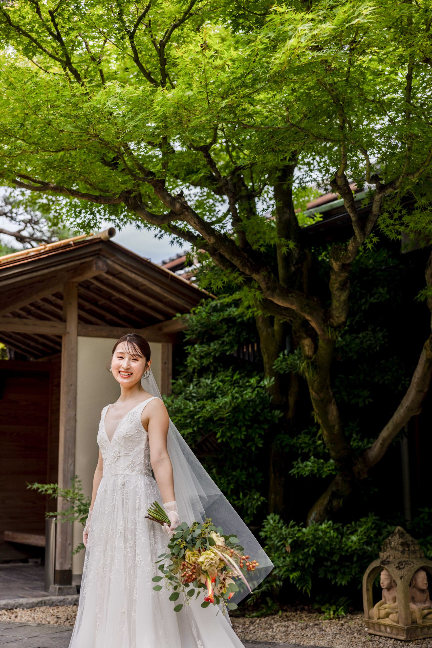 柔らかなチュールが美しいAラインのウェディングドレスを身に纏った挙式スタイルの花嫁様