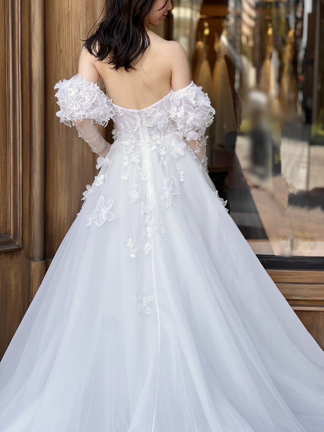 THE TREAT DRESSINGよりご紹介するフラワーモチーフとオーガンジーの透け感のある可愛い印象の新作のウェディングドレス