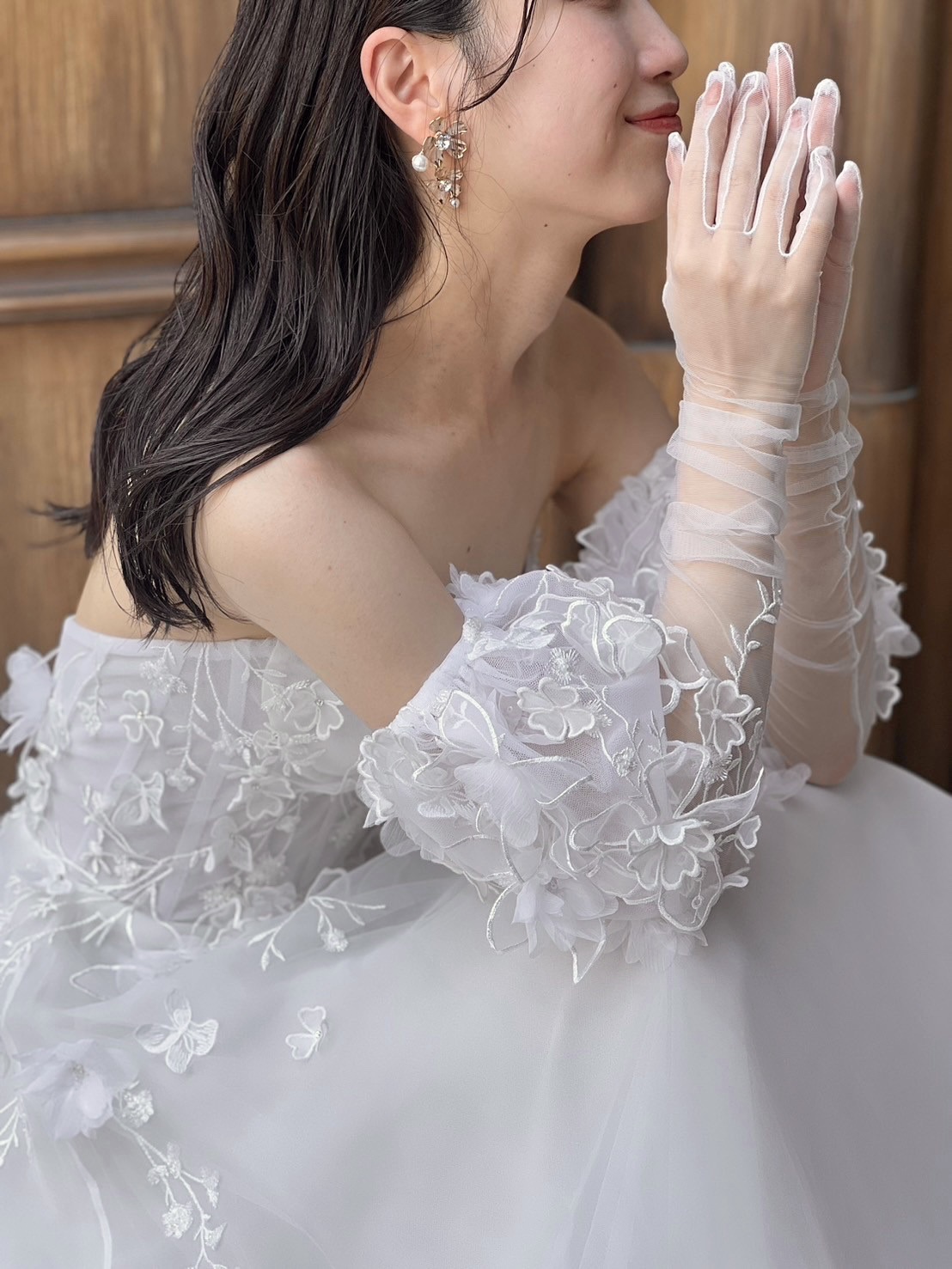 ザトリートドレッシングよりご紹介するパフスリーブのようなグローブがついたLIZMARTINEZの新作のウェディングドレス