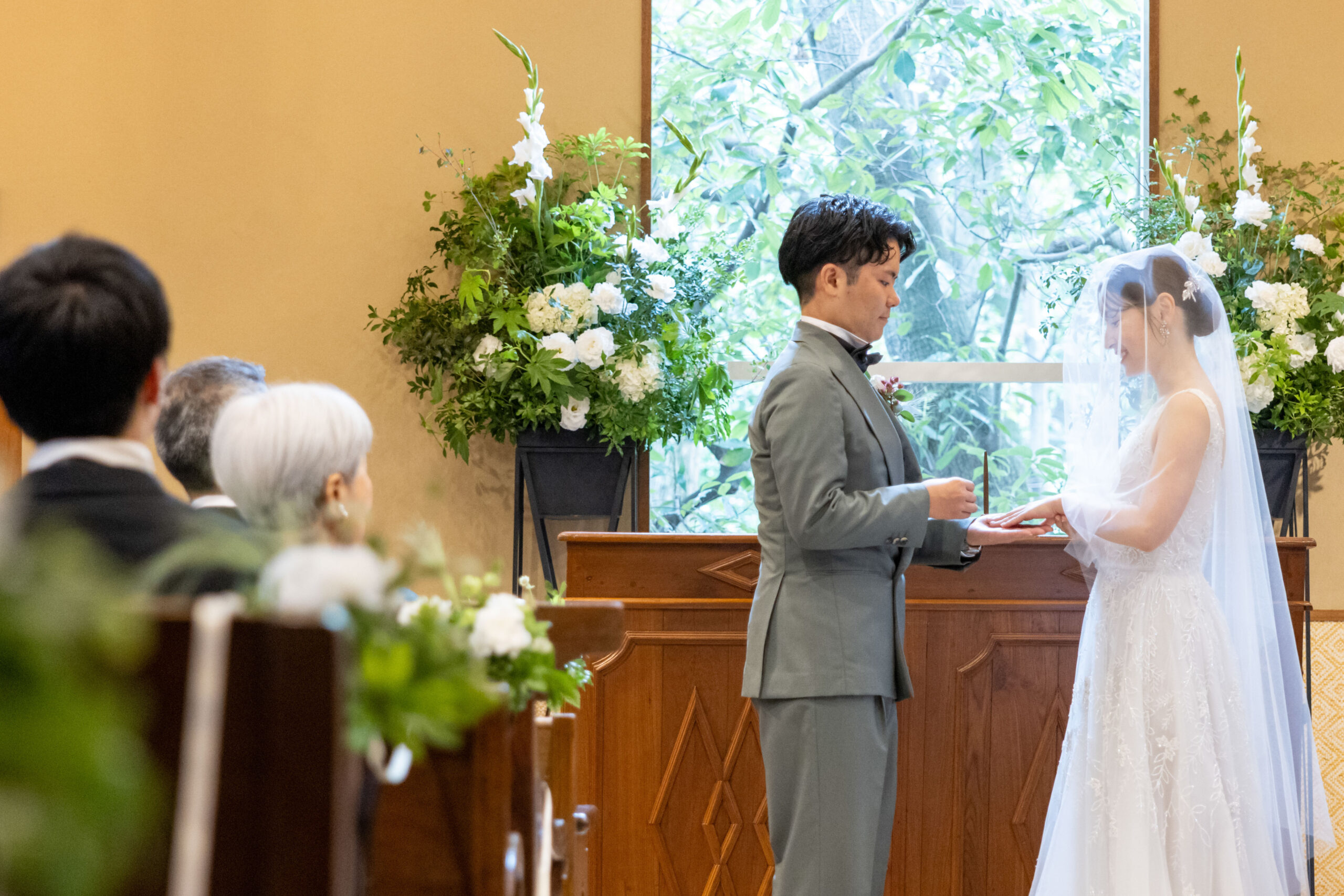 チャペルでのトリートメゾンのベールやグローブを用いた挙式のコーディネート