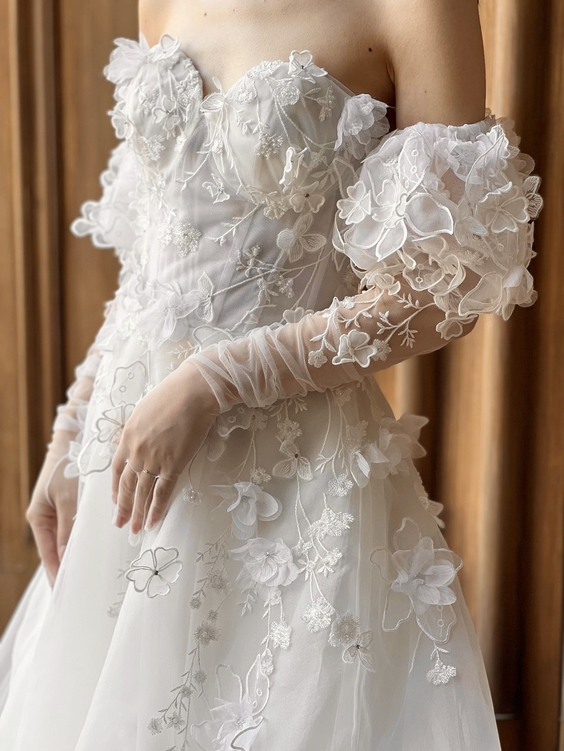 名古屋店よりご紹介するリズマルチネスのビジューやモチーフのきらめきが際立ちお花のモチーフがついた透明感のあるオーガンジーの真っ白の新作のウェディングドレス