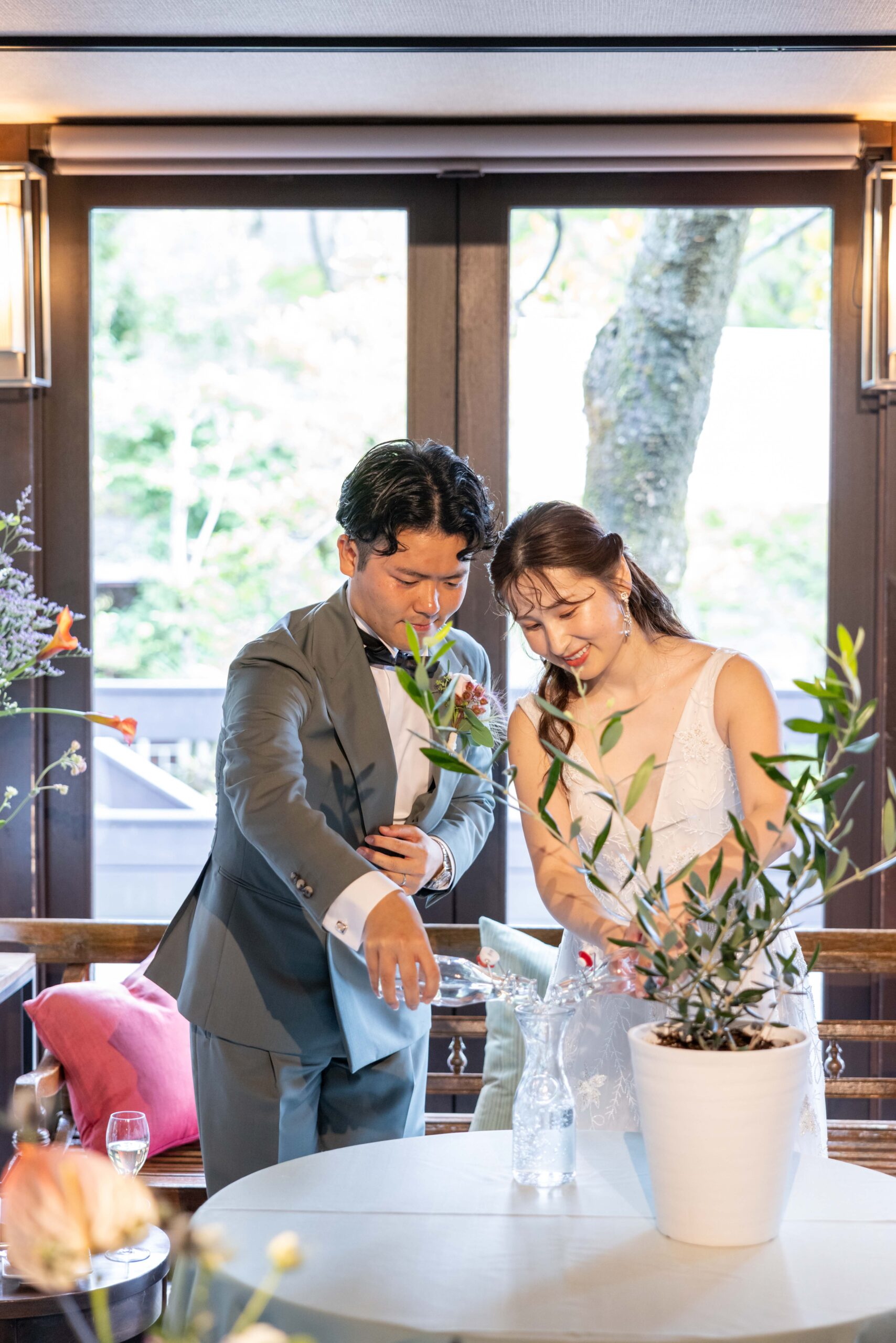 Vネックが美しいトリートドレッシングでしか出会えないネタドーヴァーのウェディングドレス