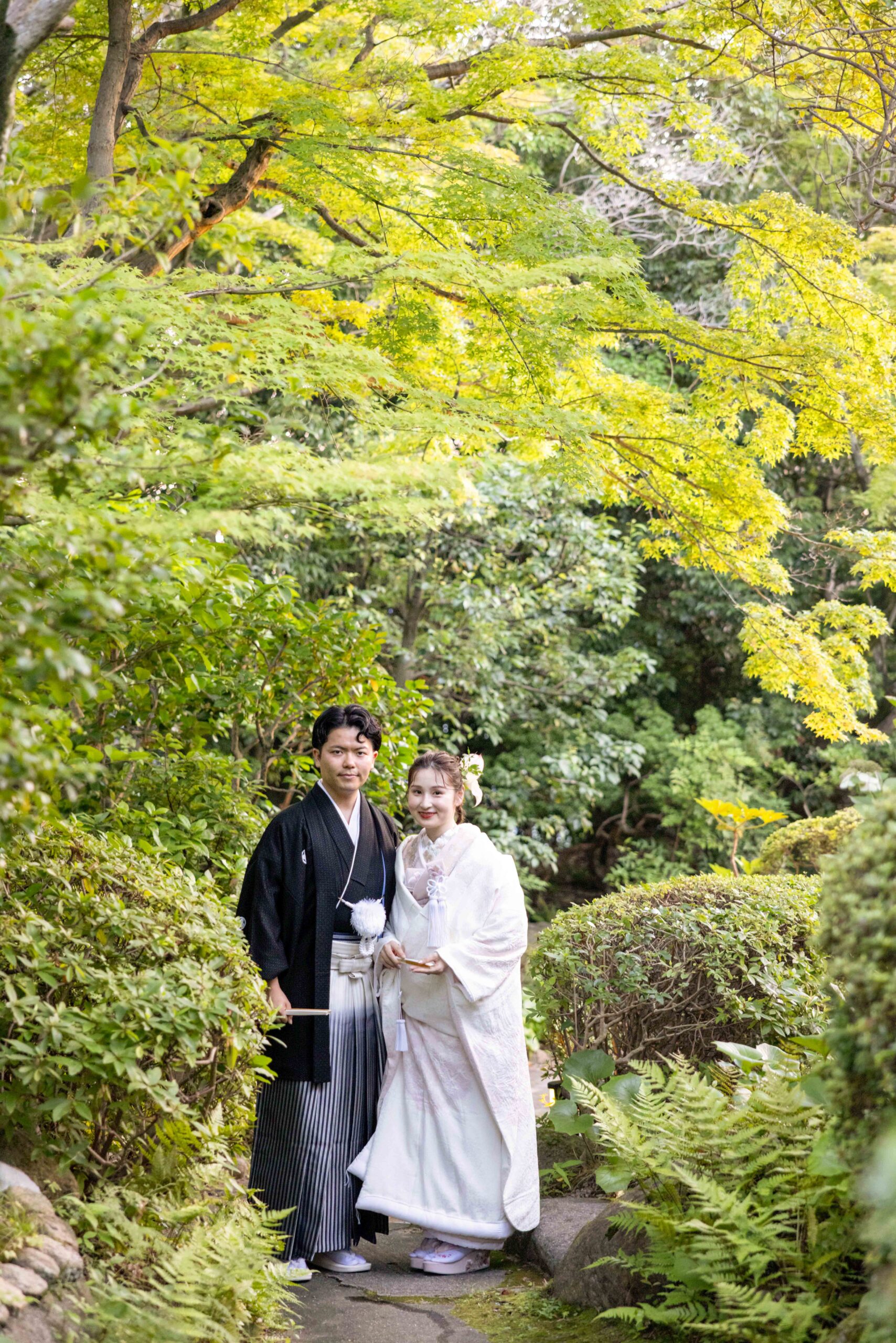 蘇州園の庭園で撮影するおしゃれな白無垢のコーディネート