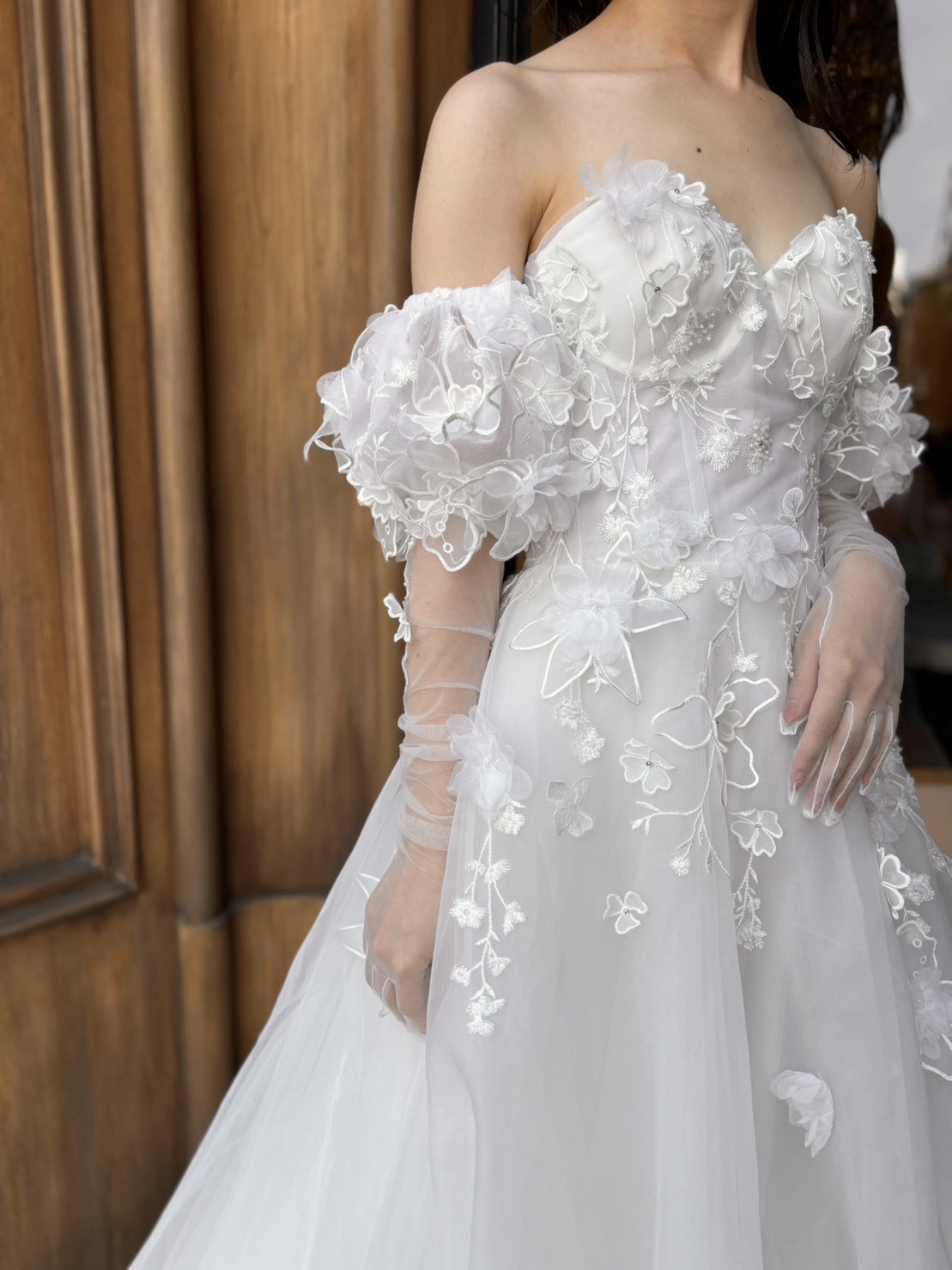 ザトリートドレッシング名古屋店よりご紹介するフラワーモチーフのついたオーガンジーのフェミニンな新作のウェディングドレス