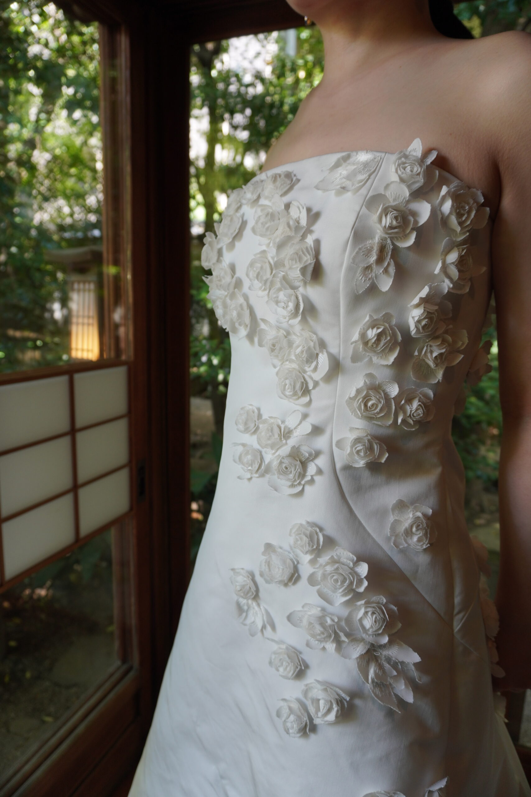 フラワーモチーフが珍しく、Aラインでスタイルが良く見えるすっきりシルエットのウェディングドレス、インポートブランドLelaRose(レラローズ)のドレスはオシャレなウェディングスタイルを検討の方におすすめです