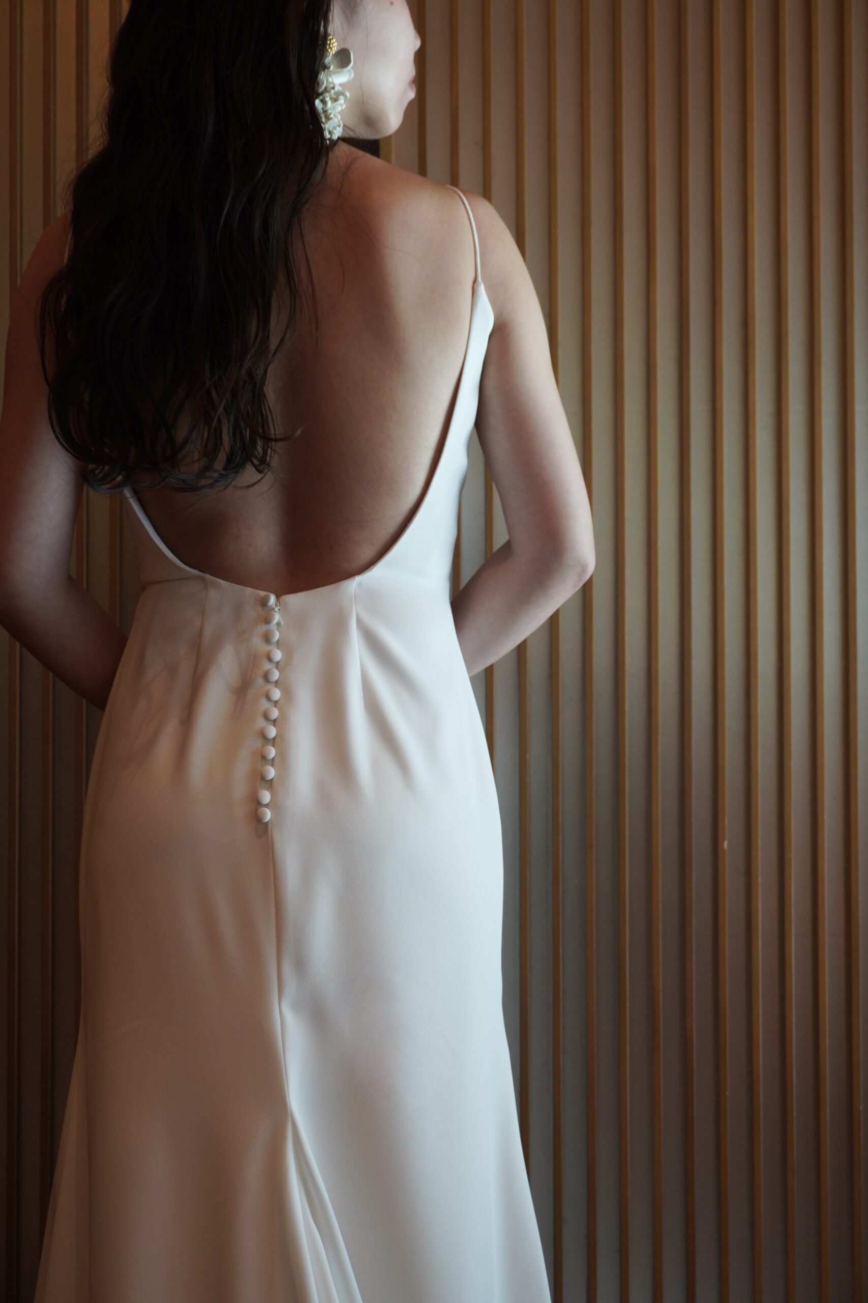 トレンドのバラのモチーフとキャミソールのデザインがポイントで、すっきりとしたシルエットでお色直し衣裳を検討中の花嫁にお届けいたします