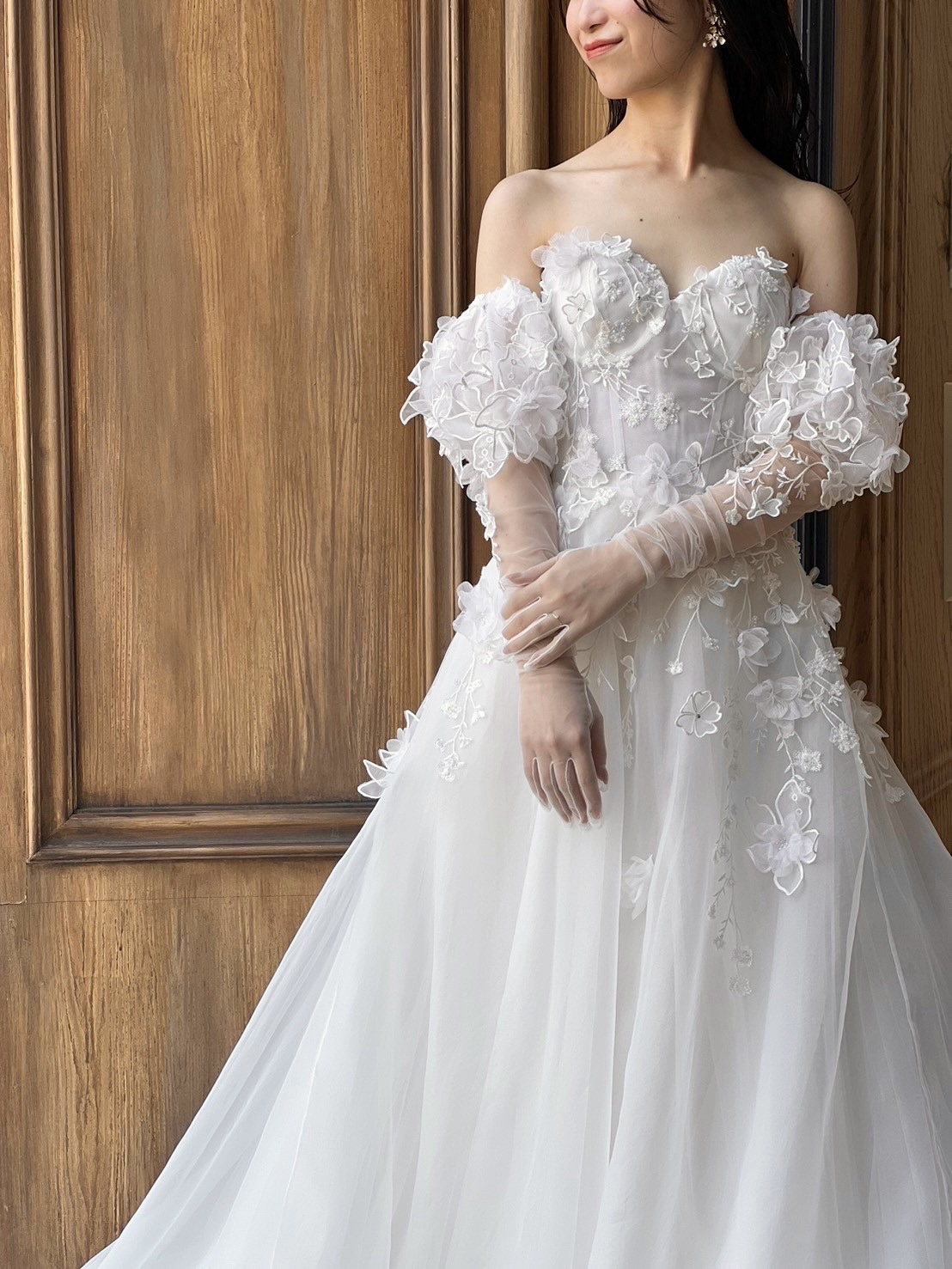 ザトリートドレッシングよりご紹介する挙式や披露宴におすすめのトレンド感あふれるグローブがついた珍しい2WAYの新作のウェディングドレス