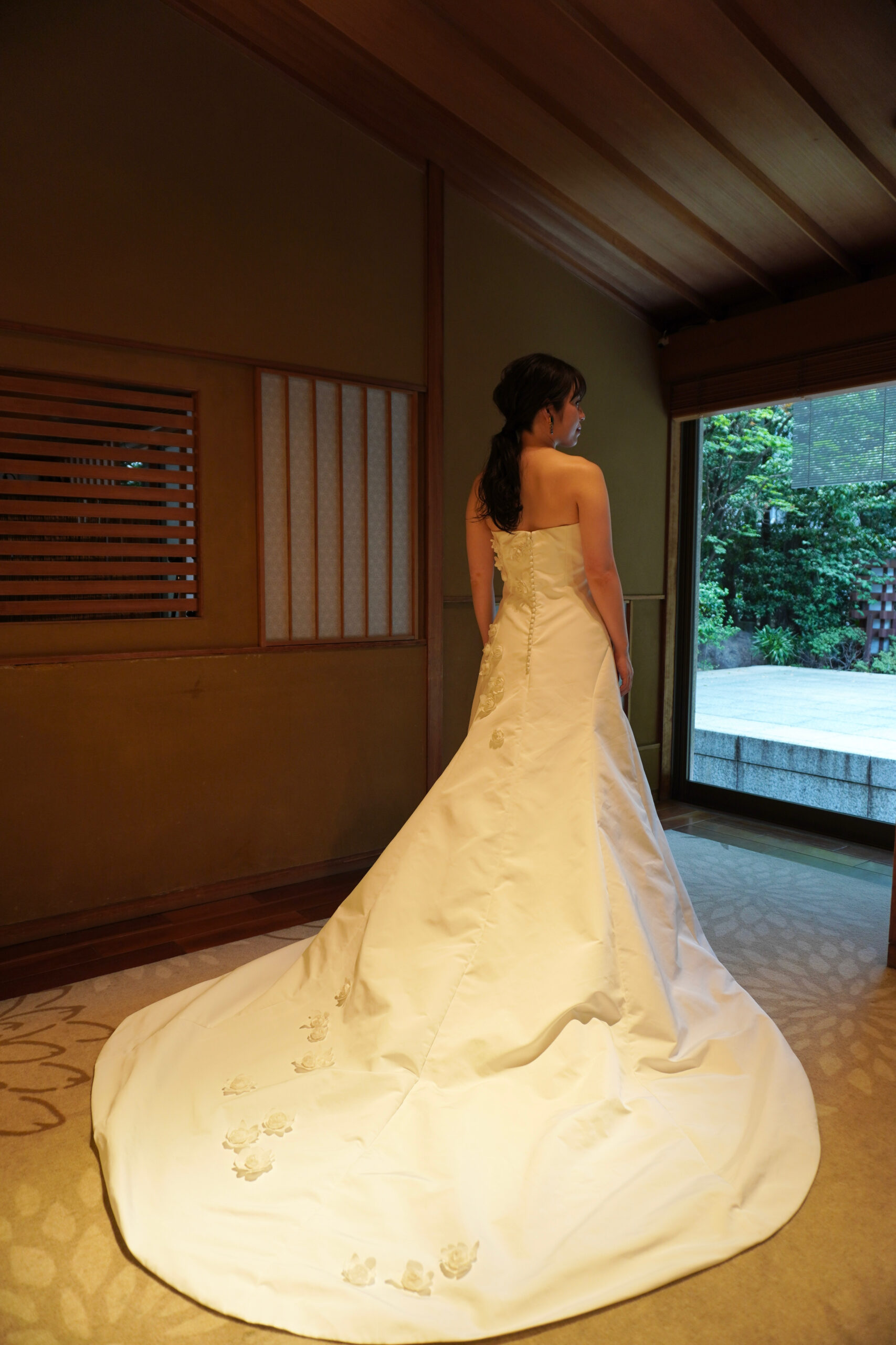 お色直しにおすすめなローウエストのラインが美しいインポート新作ウェディングドレスをTHE TREAT DRESSING 名古屋店より東海地方にて結婚式を挙げられる新郎新婦様へご紹介いたします