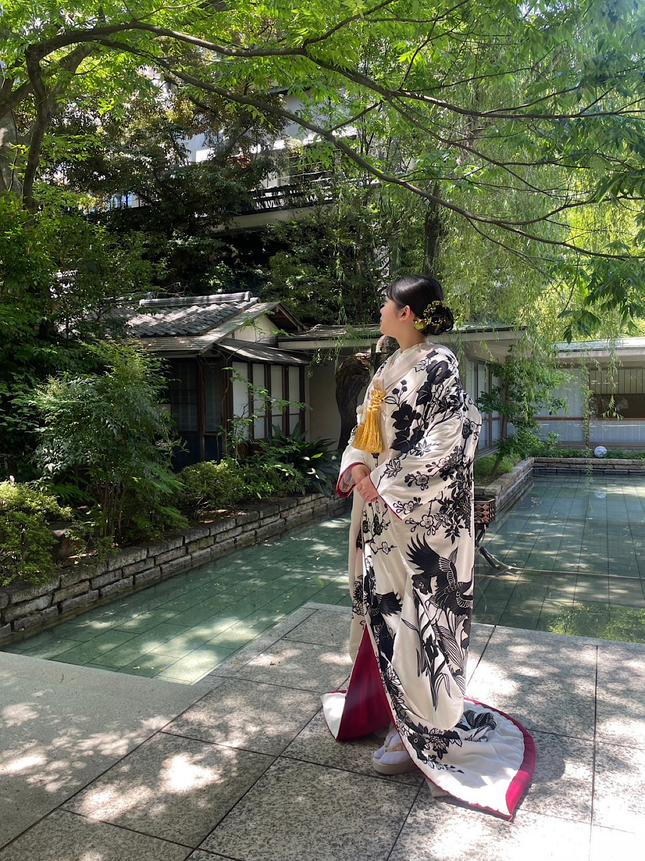 名古屋エリアの提携会場料亭河文におすすめな和装、お色直しに映える刺繍が華やかな濃墨色の色打掛をご紹介いたします