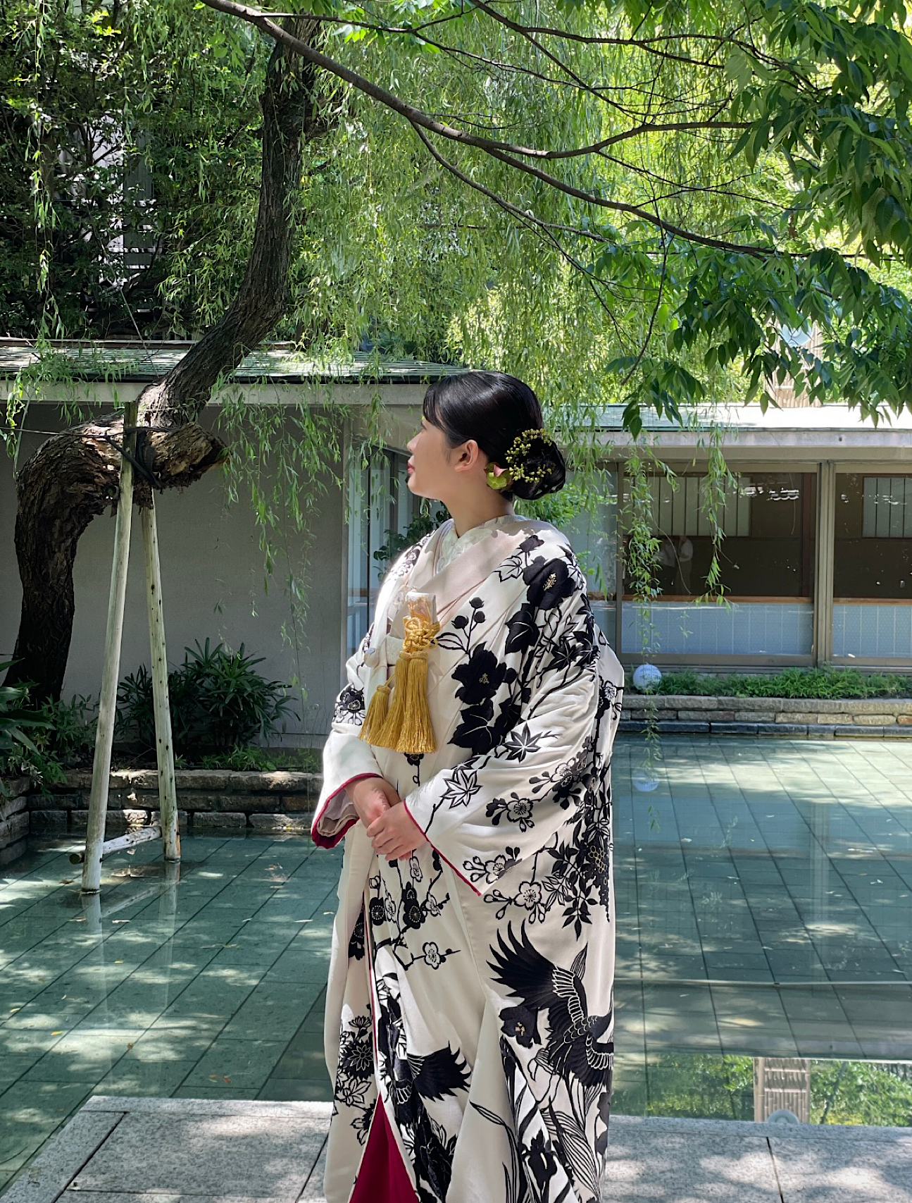 料亭河文におすすめな和装、お色直しに映える刺繍が華やかな濃墨色の色打掛をご紹介いたします