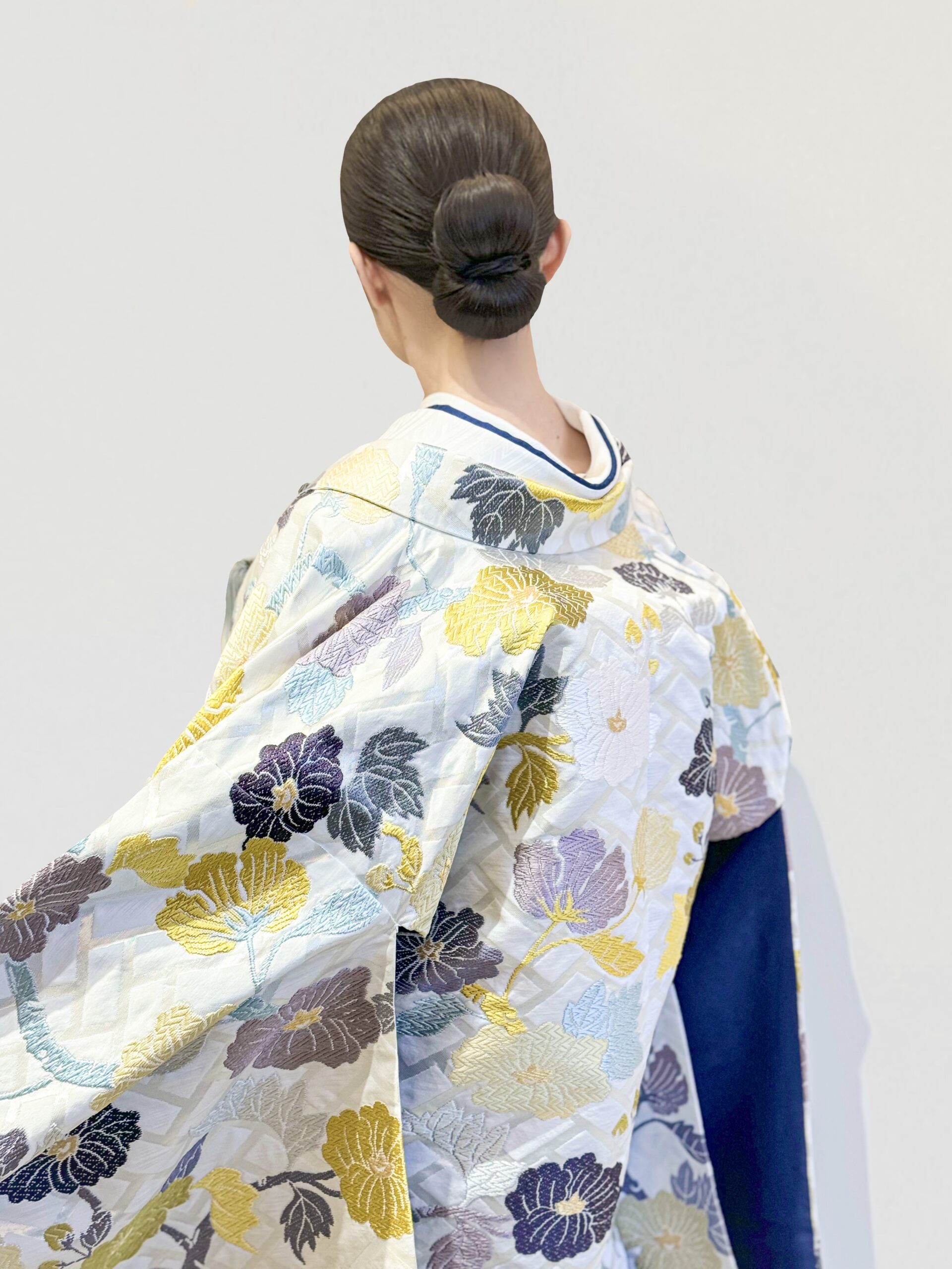 THE TREAT DRESSING 神戸店がTHE SORAKUENにて和モダンな結婚式をご予定の新郎新婦様におすすめしたい、白色・紺色・黄色の色打掛のご紹介