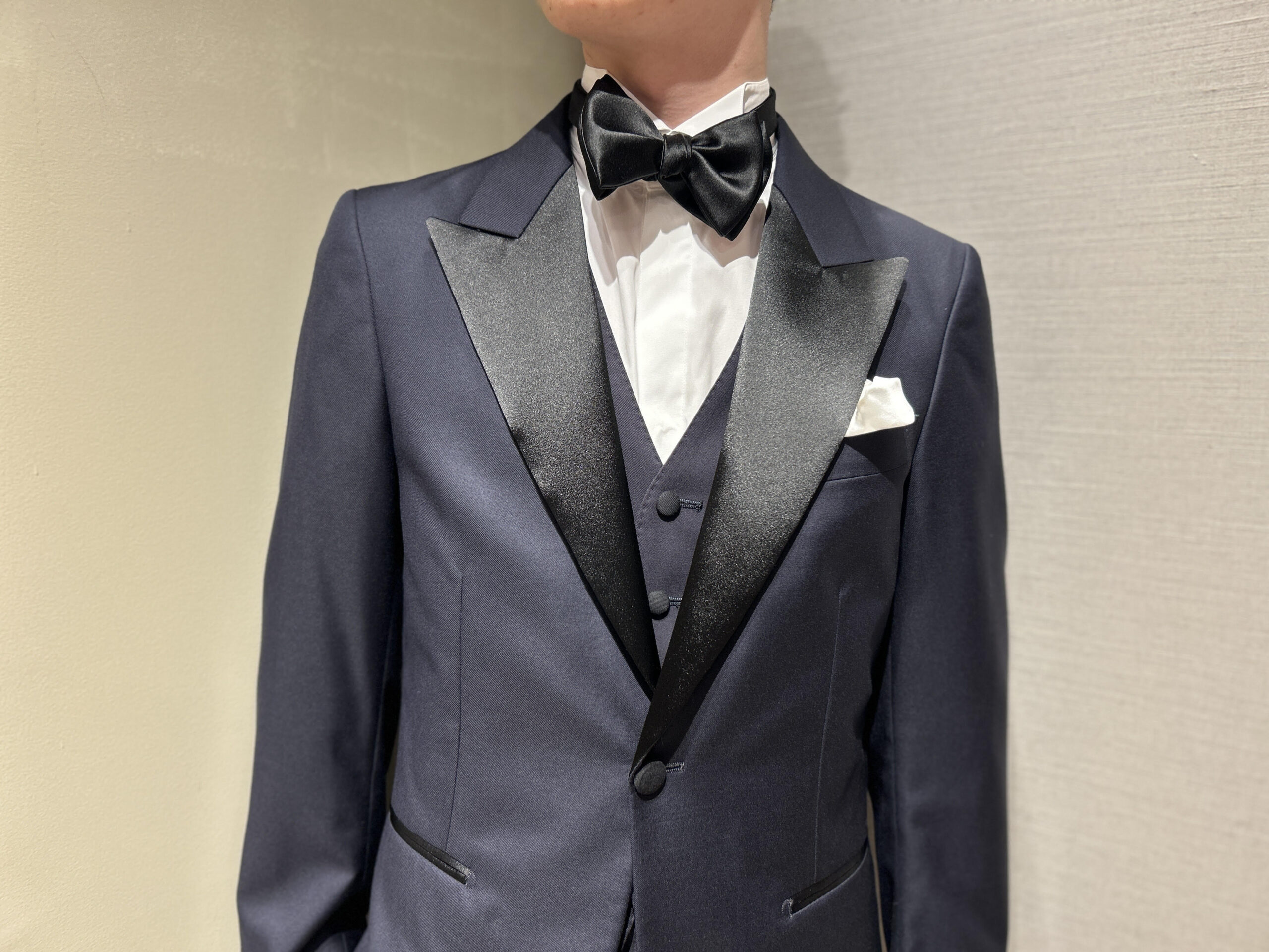 ネイビータキシードのピークドラペルの襟型はシャープな印象を与えます