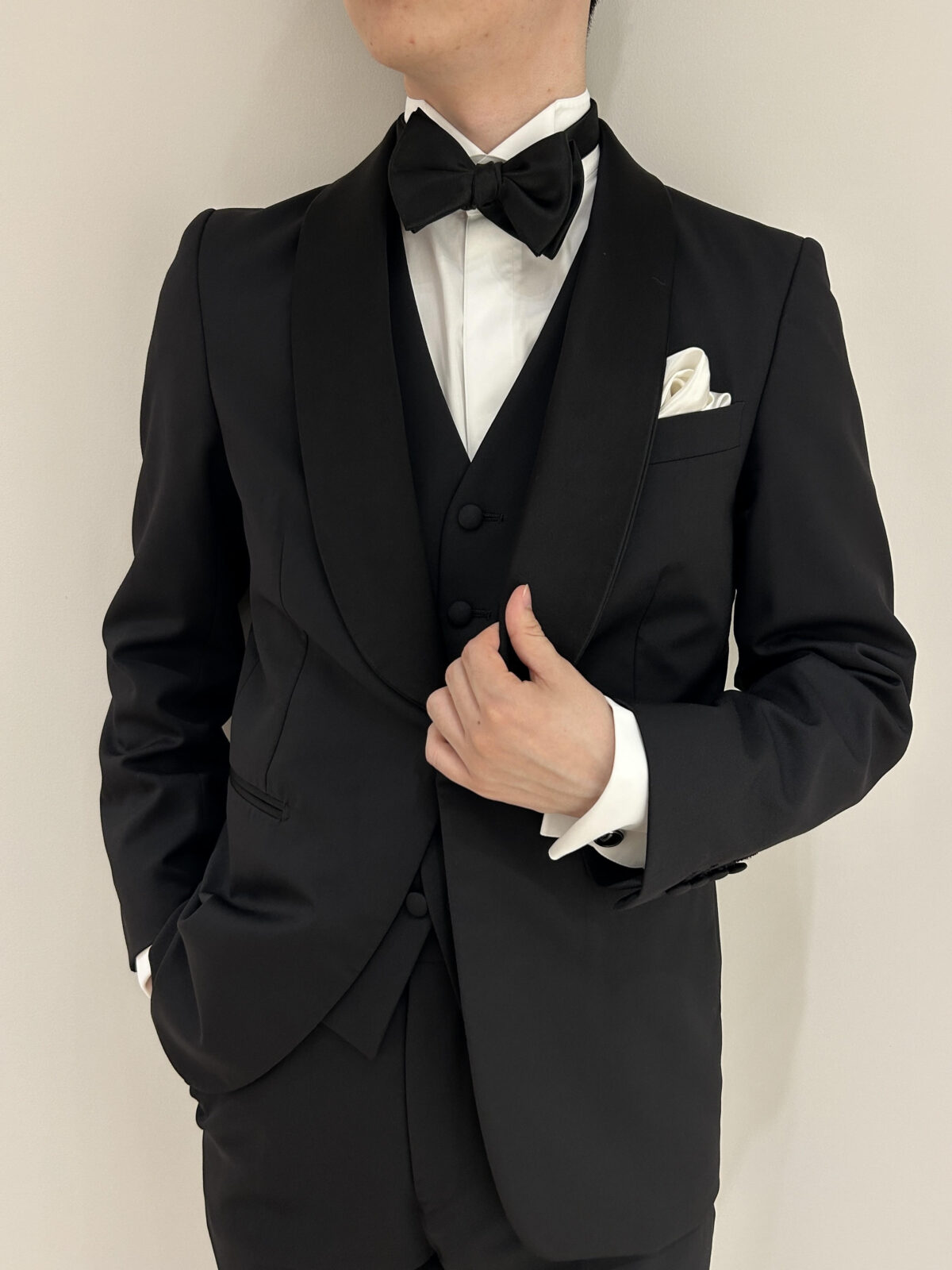 タキシードをお探しのご新郎様におすすめのブラックタキシードのご紹介