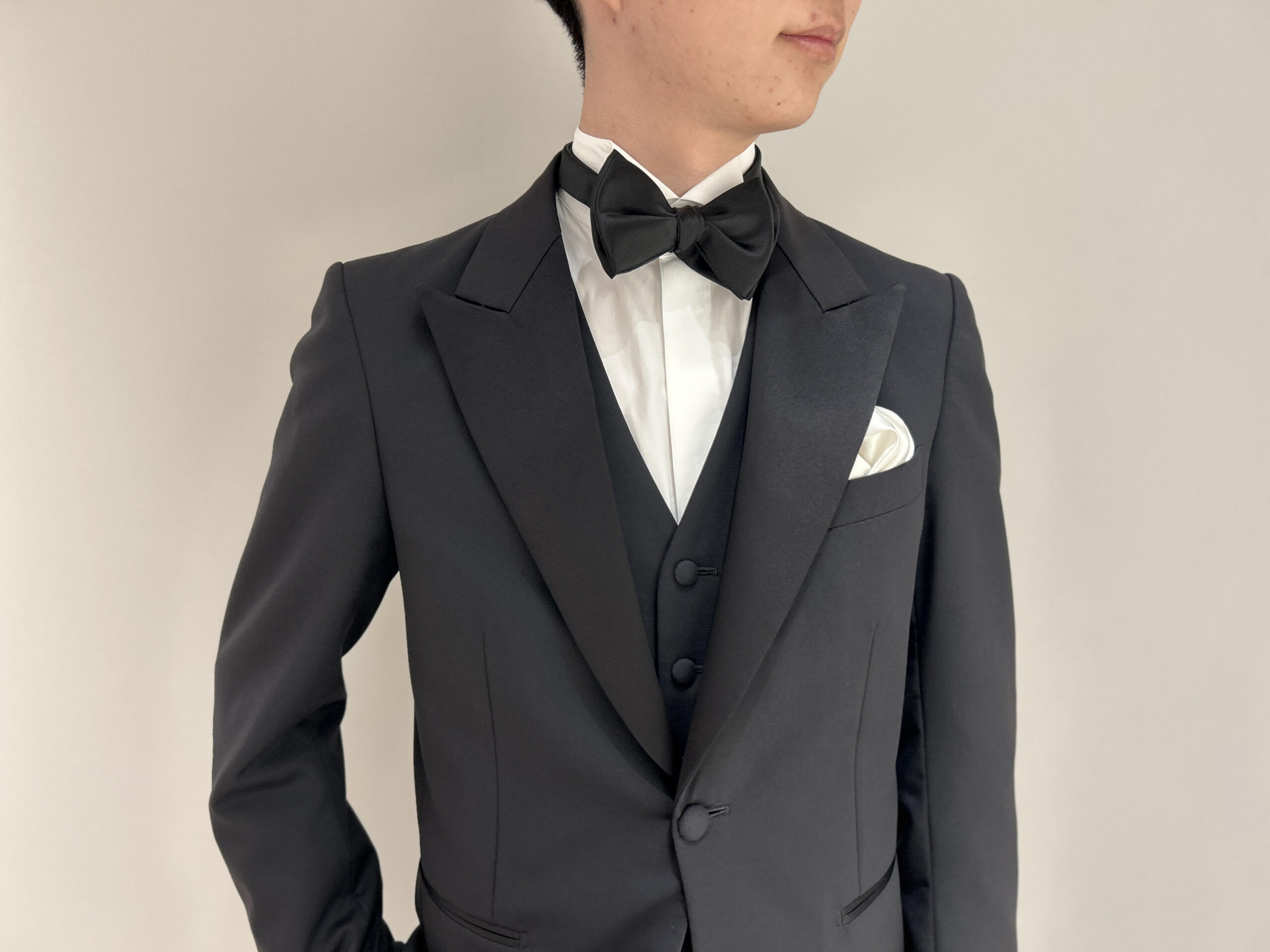 ブラックタキシードには襟型は2種類ありこちらはピークドラペルのブラックタキシードです