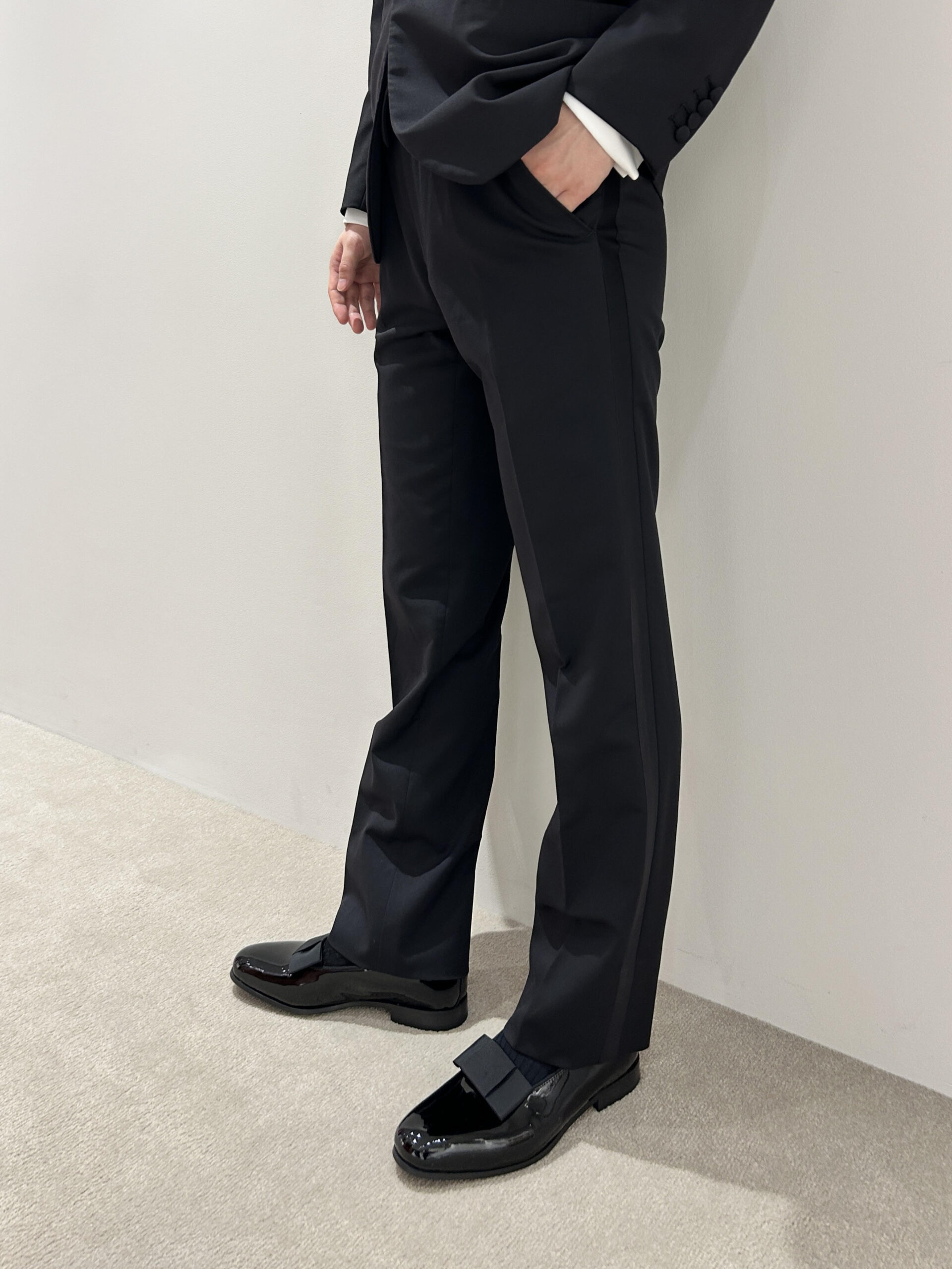 タキシードのパンツには側面に側章というラインが入っています