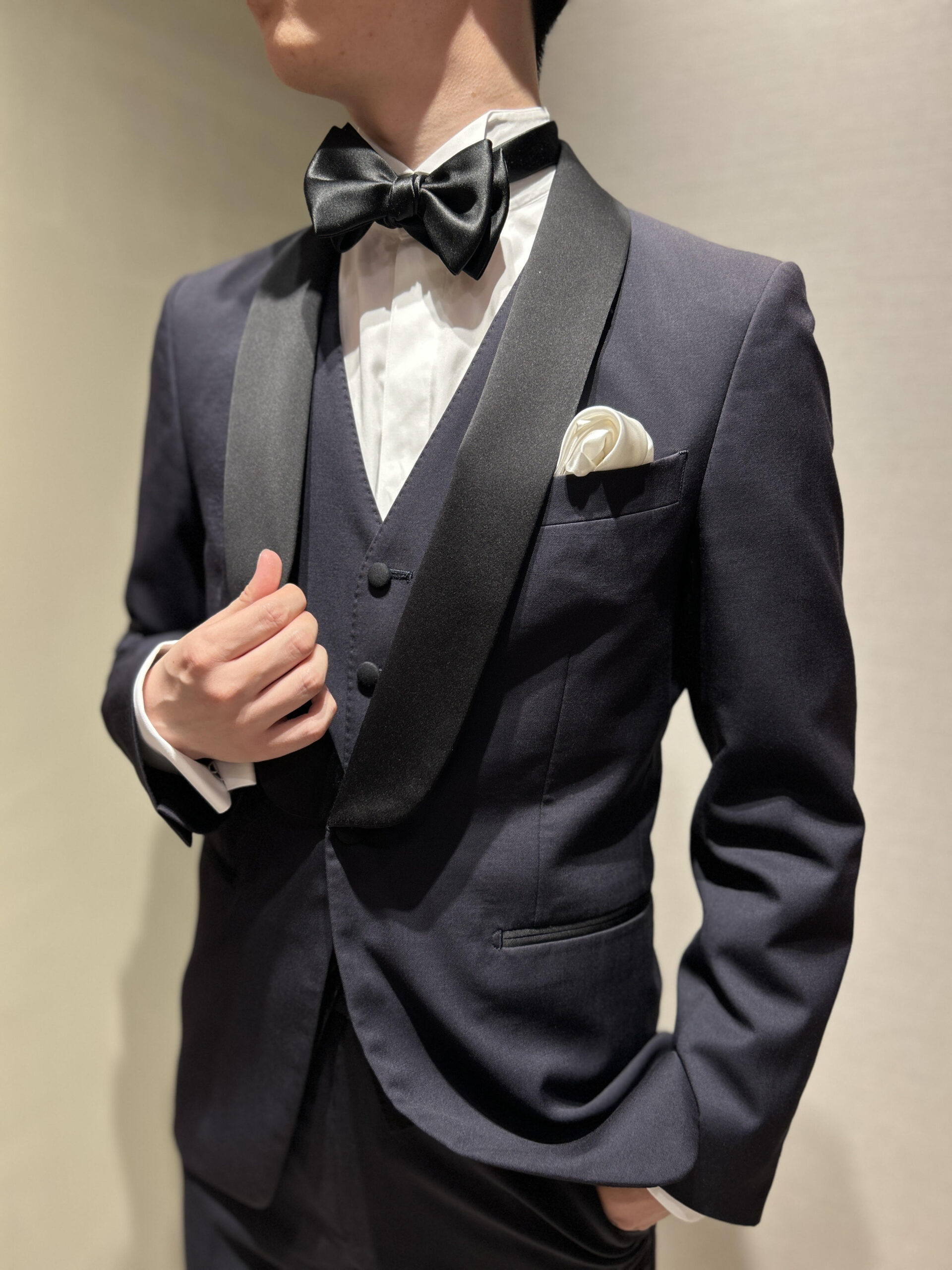 ネイビーのタキシードはファッショナブルでモダンな印象を与えます