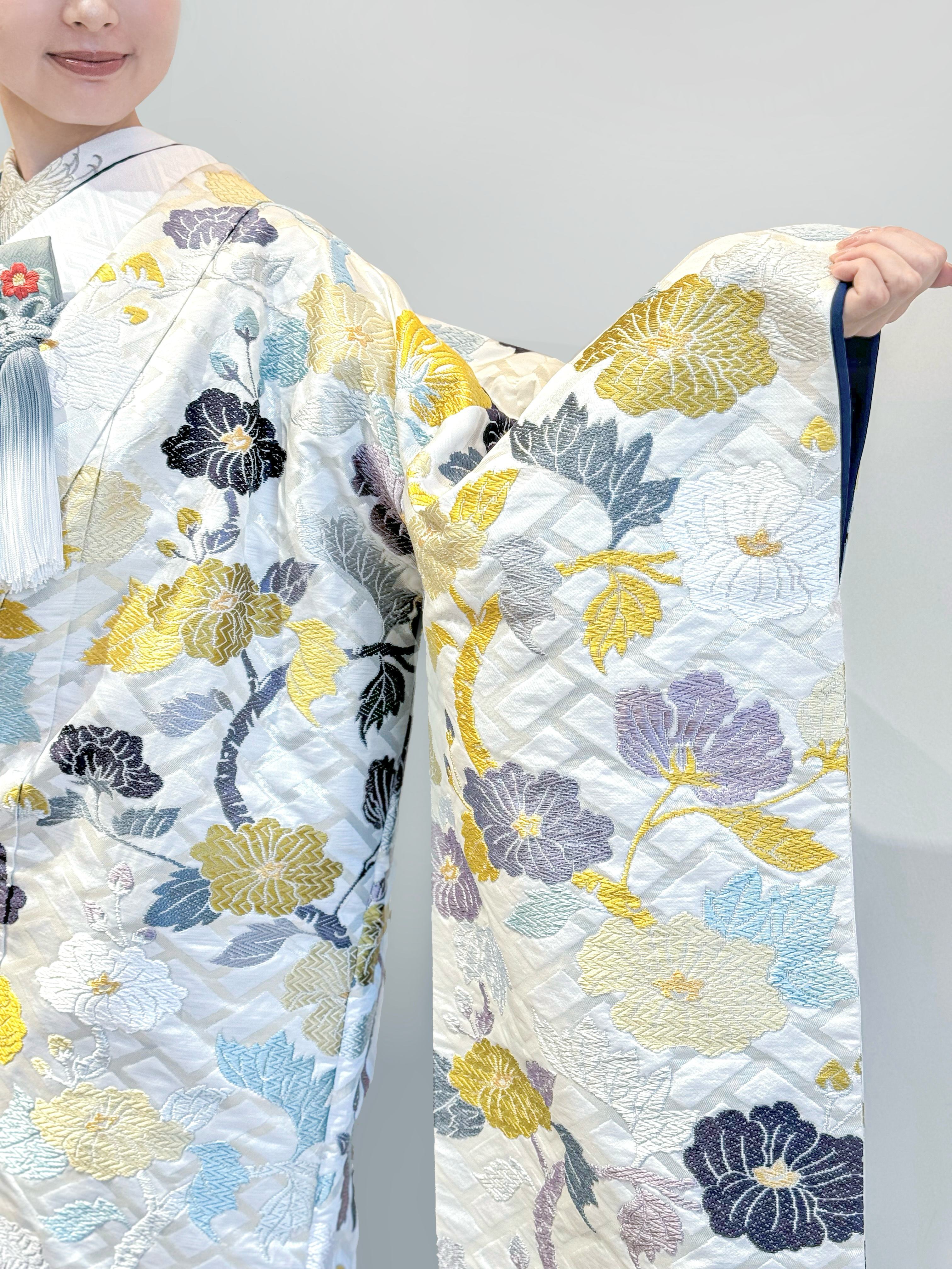 THE TREAT DRESSING神戸店にてお取り扱いの白・青・黄色のコントラストが美しい唐織の色打掛は、神戸旧居留地にて和装前撮りをされる花嫁におすすめしたい一着です