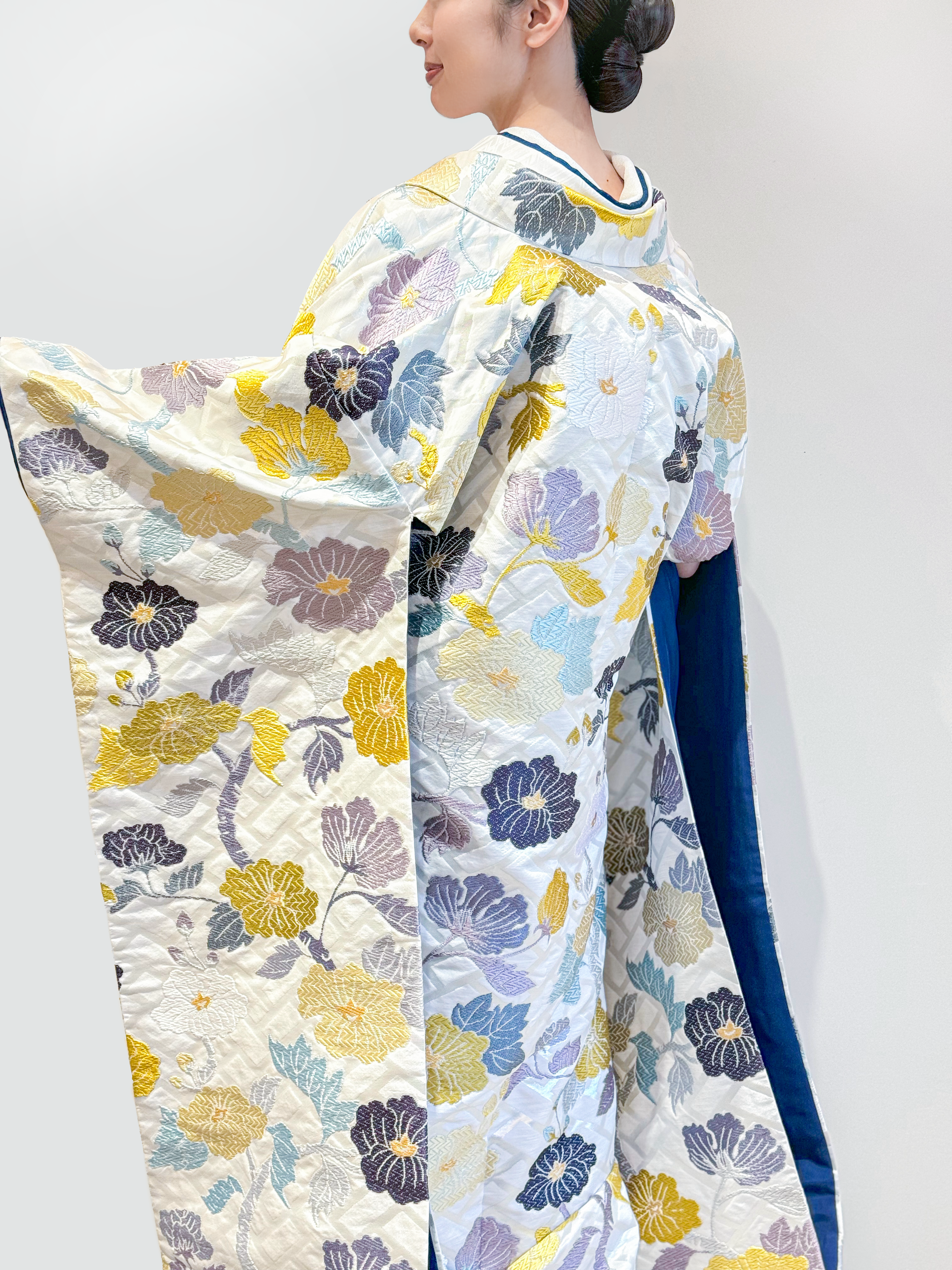 ザ トリートドレッシングが神戸エリアの花嫁におすすめしたい、夏・冬の結婚式におすすめの寒色の涼やかな印象の色打掛