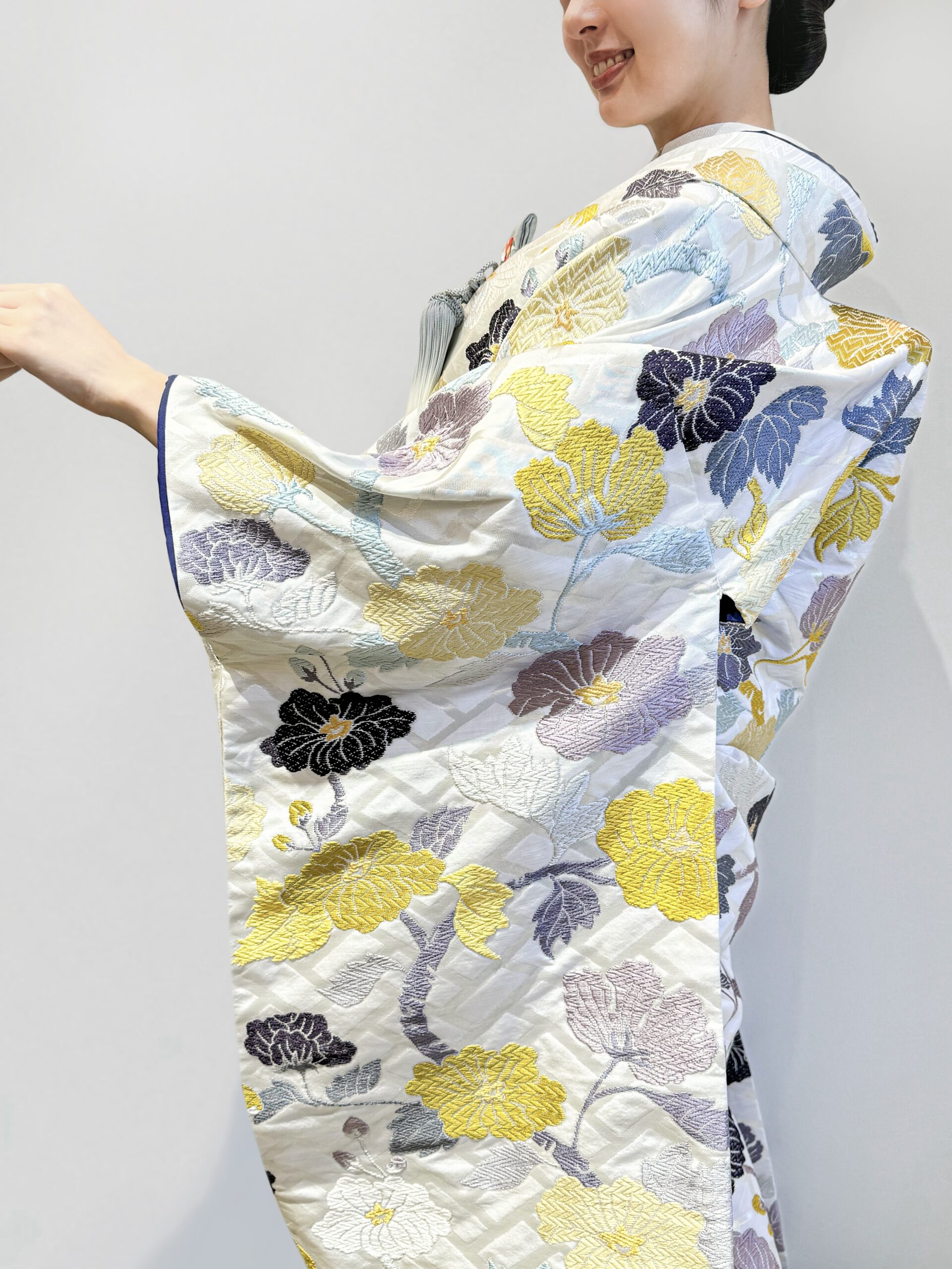 THE TREAT DRESSING 神戸店がTHE GARDEN PLACE SOSHUENにて和モダンな結婚式をご予定の新郎新婦様におすすめしたい、白色・紺色・黄色の色打掛のご紹介