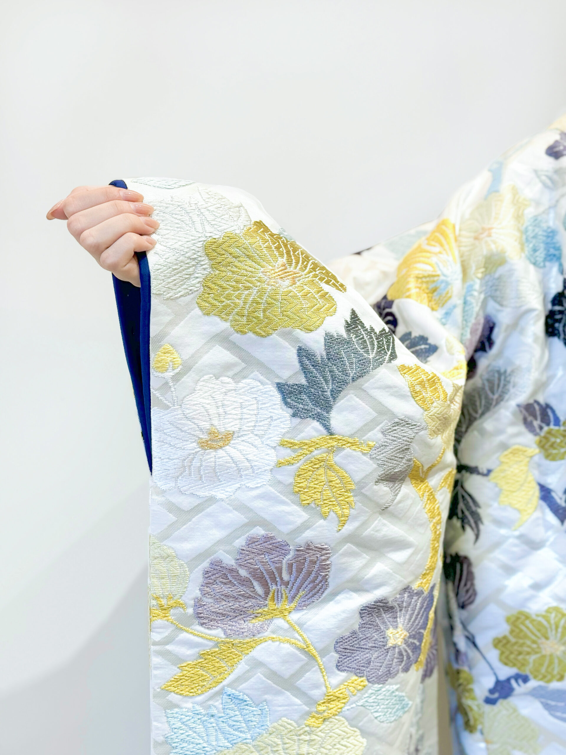 芙蓉の花が咲き誇るトリートドレッシング神戸店おすすめの色打掛は、神戸エリアにて和装で結婚式をお考えの花嫁にお召しいただきたい一着です