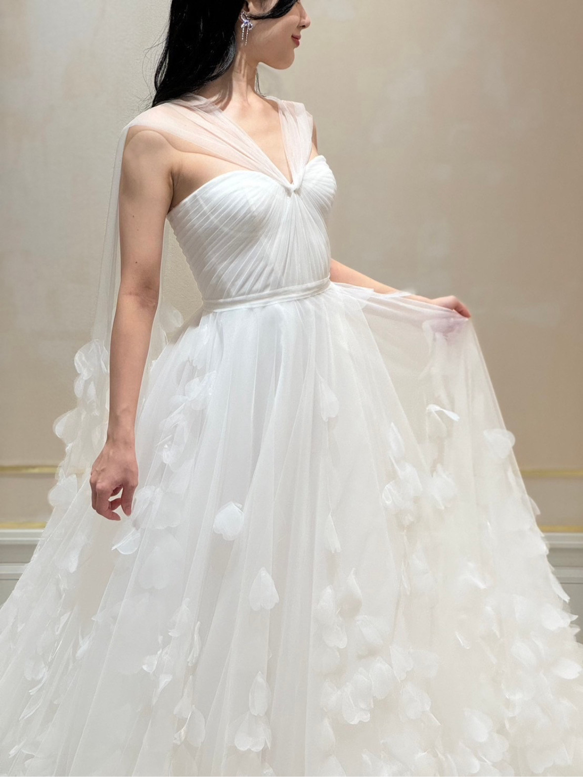 ザ トリート ドレッシング 大阪店よりご紹介する王道になりすぎないファッショナブルな抜け感のある、リズ マルチネスらしい大胆かつ魅力的なデザインの新作ウェディングドレス