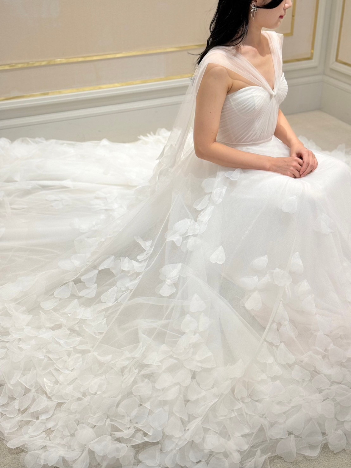 たっぷりと長さのある華やかなトレーンが印象的で目を惹く、リズ マルチネスの新作ウェディングドレス
