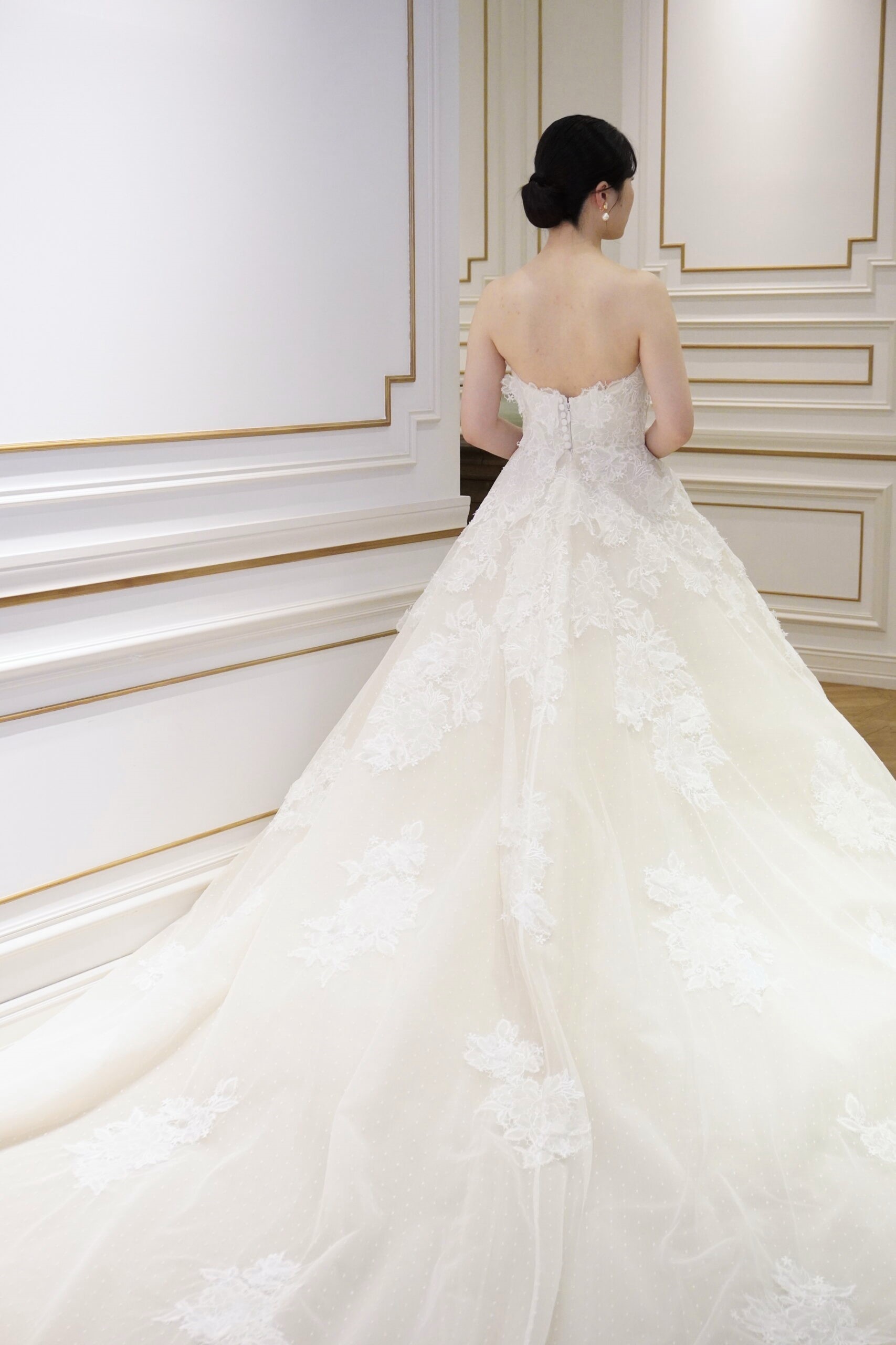 プリンセスラインのバックスタイルが上品でラグジュアリーな雰囲気に仕上がっています