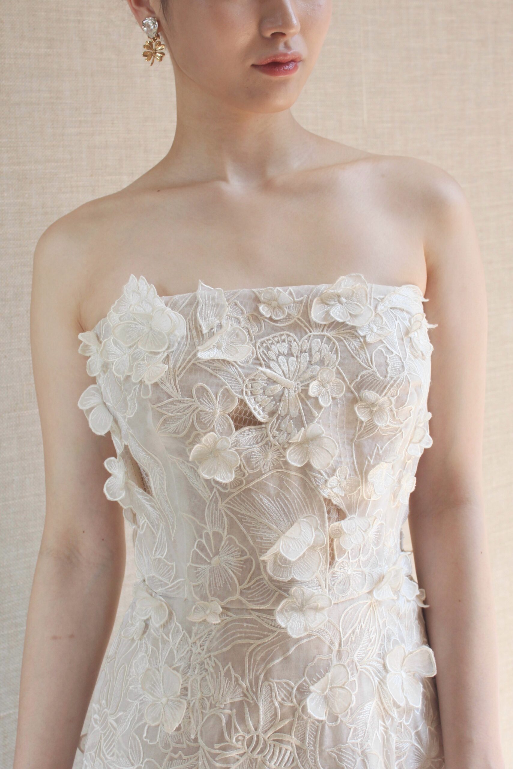 オスカー デ ラ レンタのウェディングドレスは立体的なカットレースが美しいウェディングドレスです