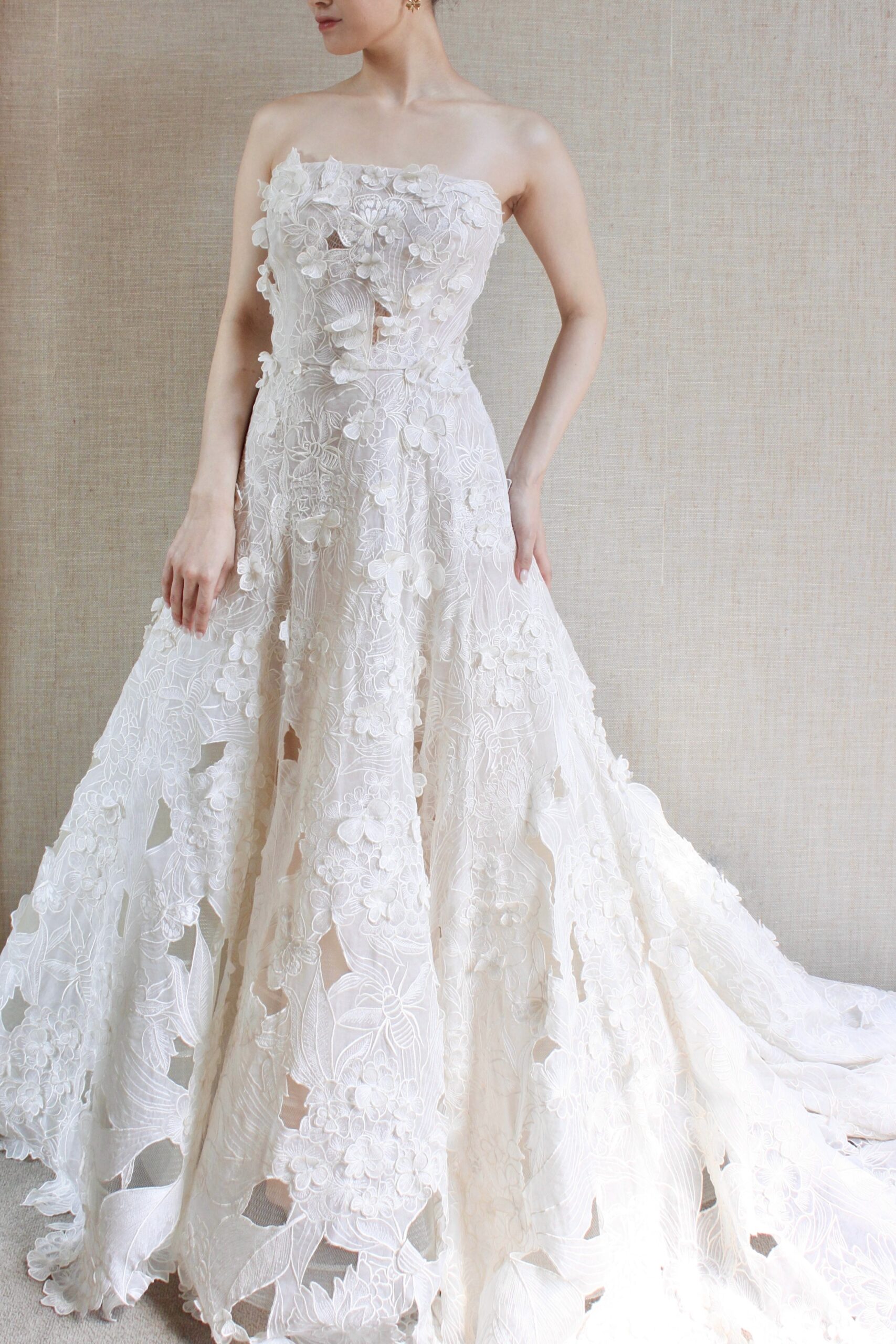 トリートのオスカー デ ラ レンタのウェディングドレスは刺繍とシルエットが美しいAラインのウェディングドレスです