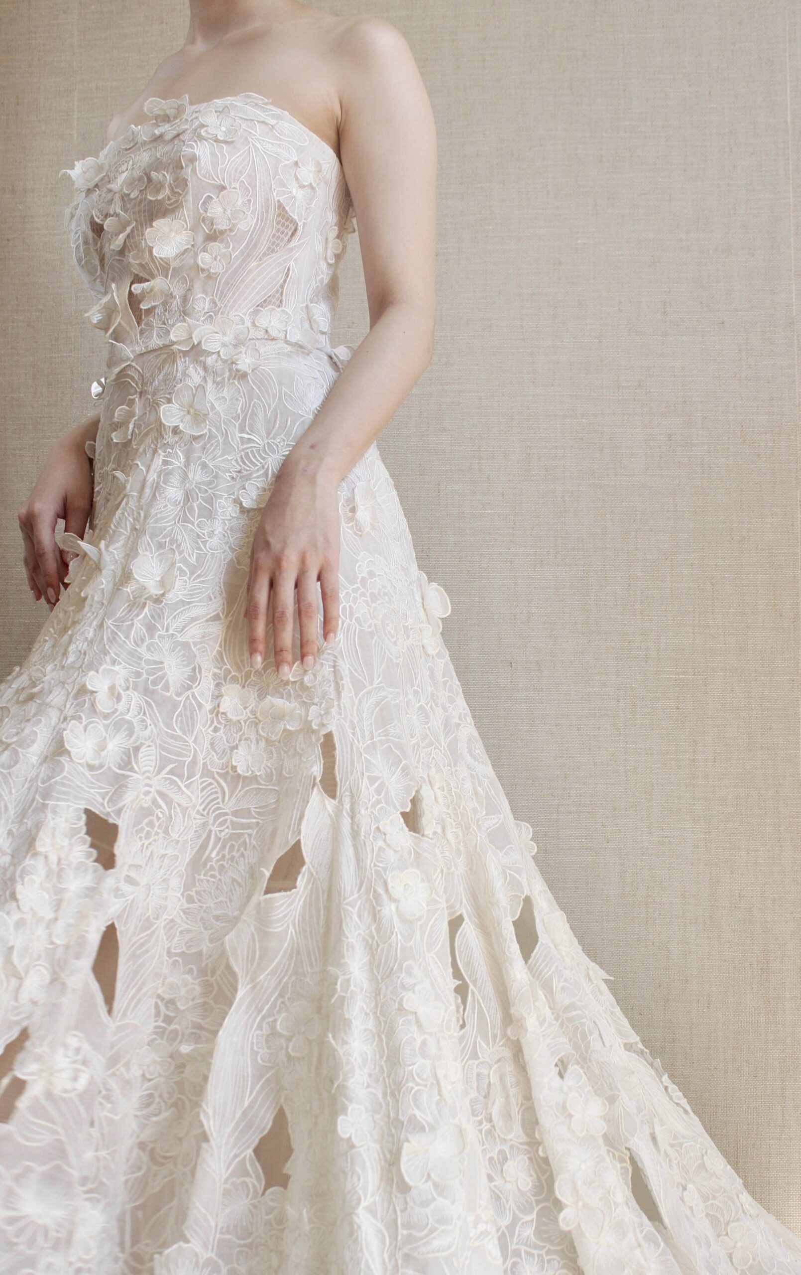 トリートに入荷したOscar de la Renta(オスカー デ ラ レンタ)のAラインのウェディングドレスは3Dフラワーが繊細で華やかなウェディングドレスです