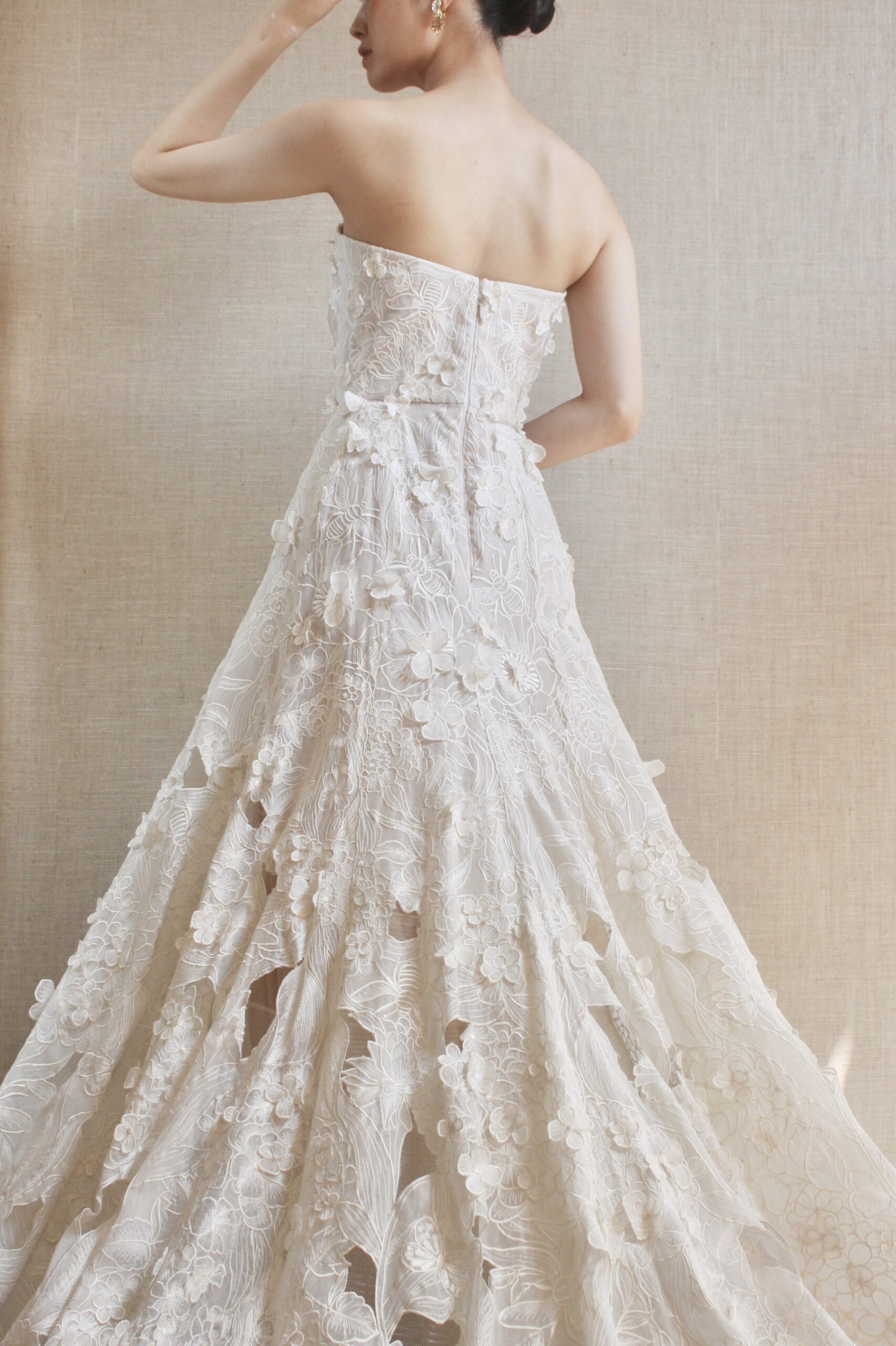 3Dフラワーがエレガントな印象を与えるOscar de la RentaのAラインのウェディングドレスです