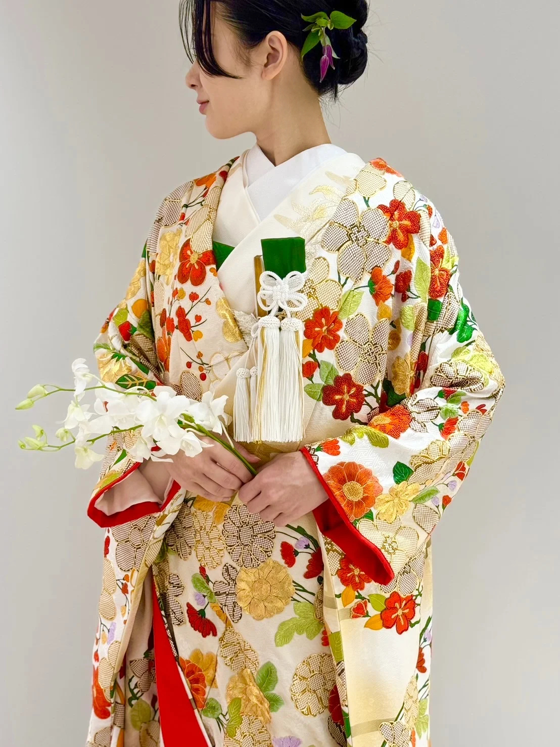 淡い色打掛に色鮮やかなお花の刺繍が施された上品な色打掛は大阪の結婚式会場ザガーデンオリエンタル大阪におすすめです