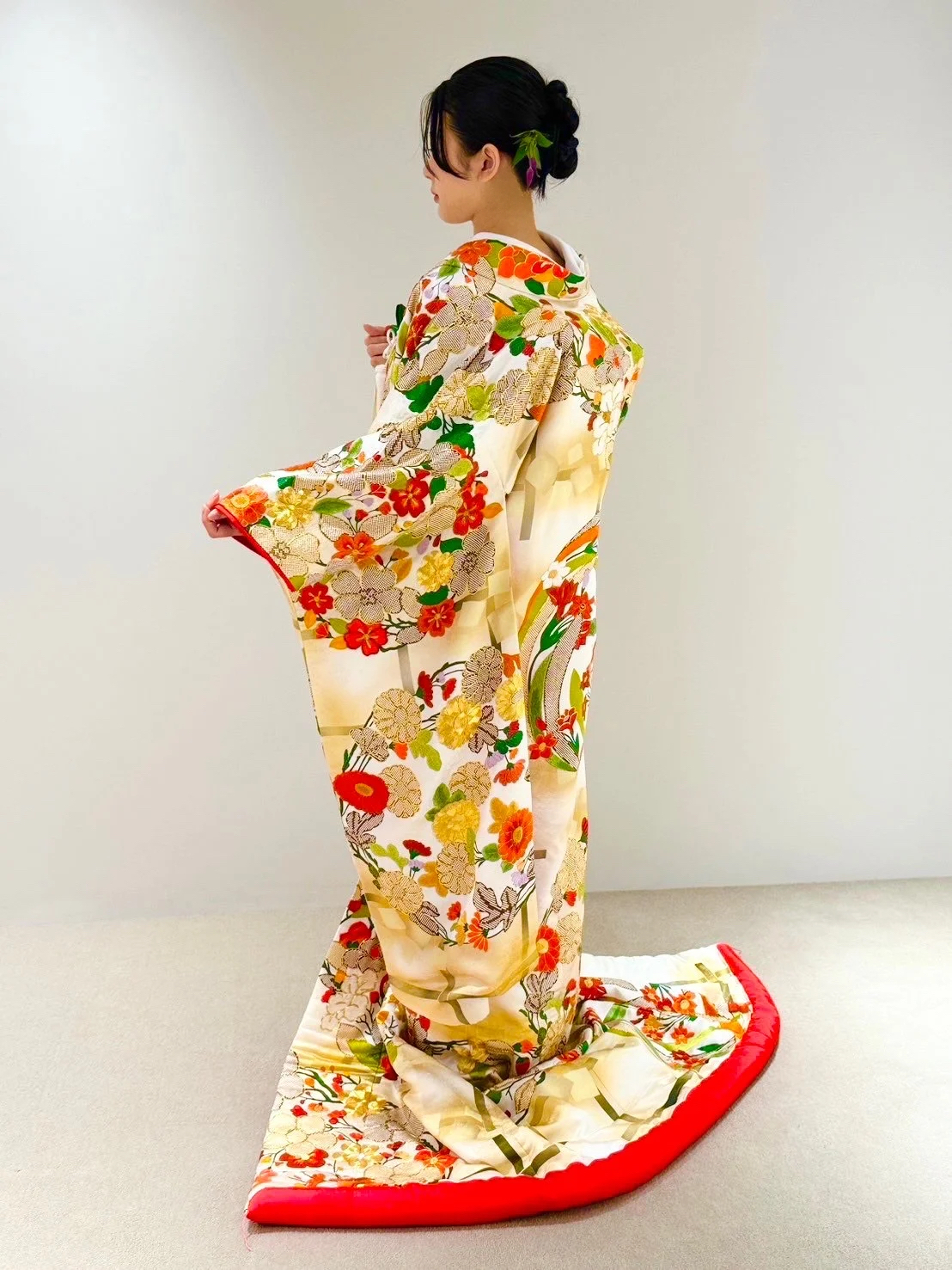 ザガーデンオリエンタル大阪でのお色直しにおすすめの淡い暖色系の地に草花の刺繍が立体的に施された華やかな色打掛