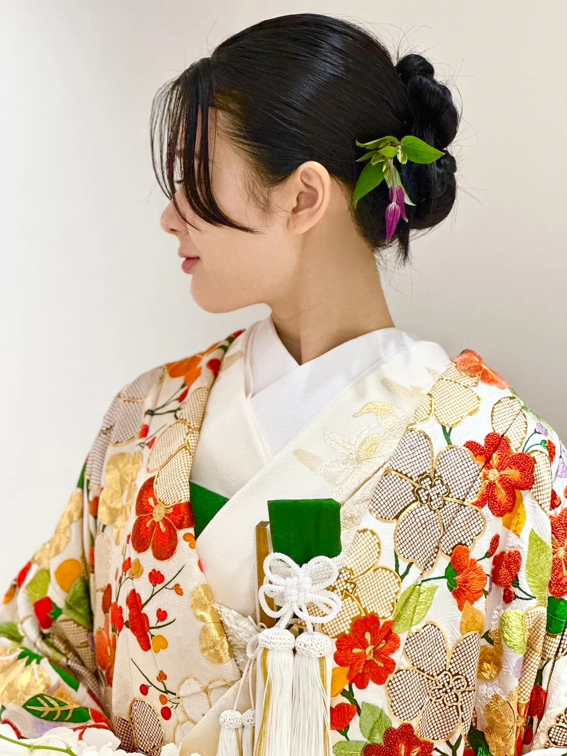 ザガーデンオリエンタル大阪での秋の結婚式におすすめ、色打掛に描かれた橙色と小物の緑の色目を重ねて秋を連想させるコーディネート